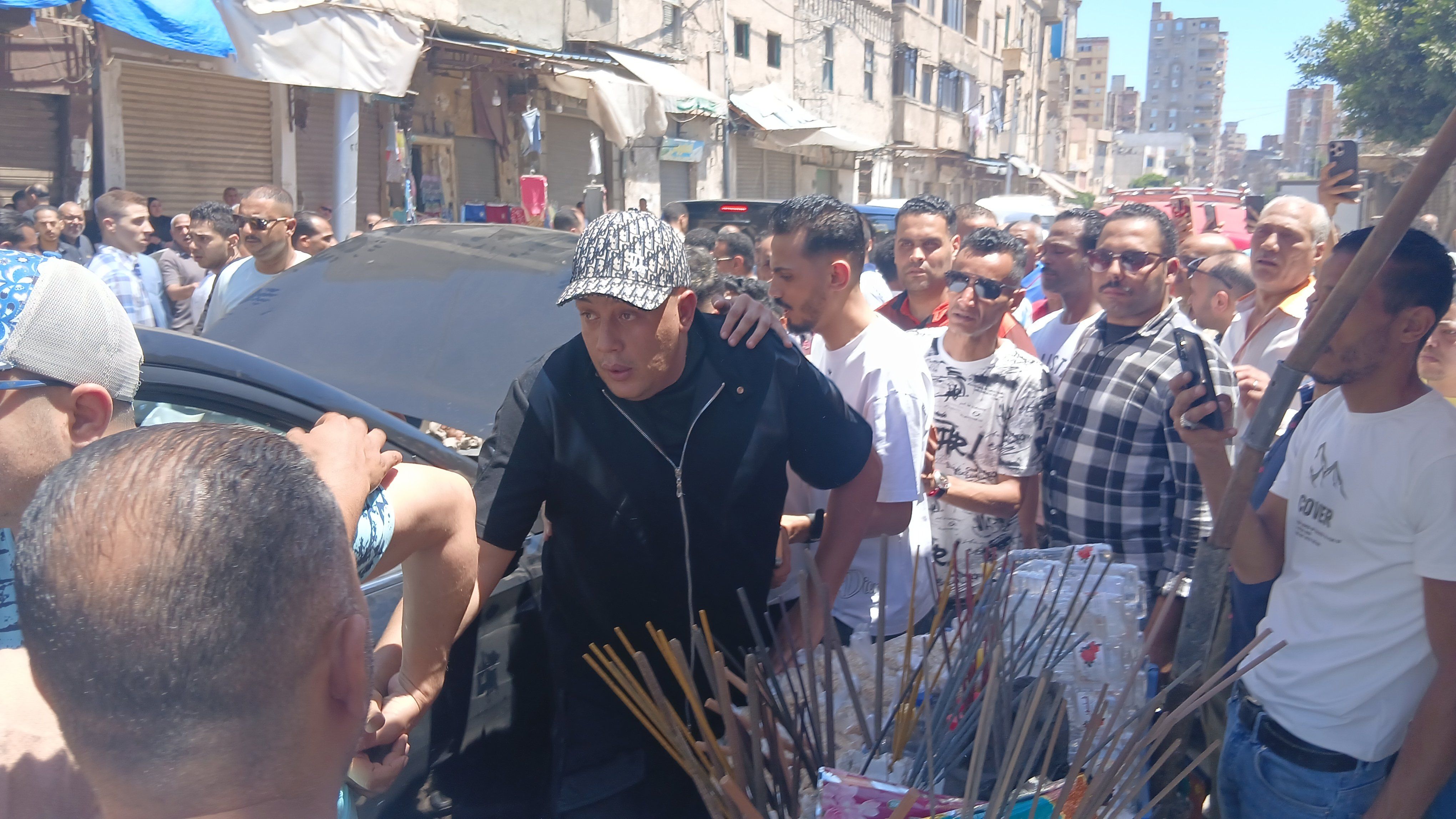 انهيار حمو بيكا في تشبع جثمان والده بالإسكندرية انهيار حمو بيكا في تشبع جثمان والده بالإسكندرية