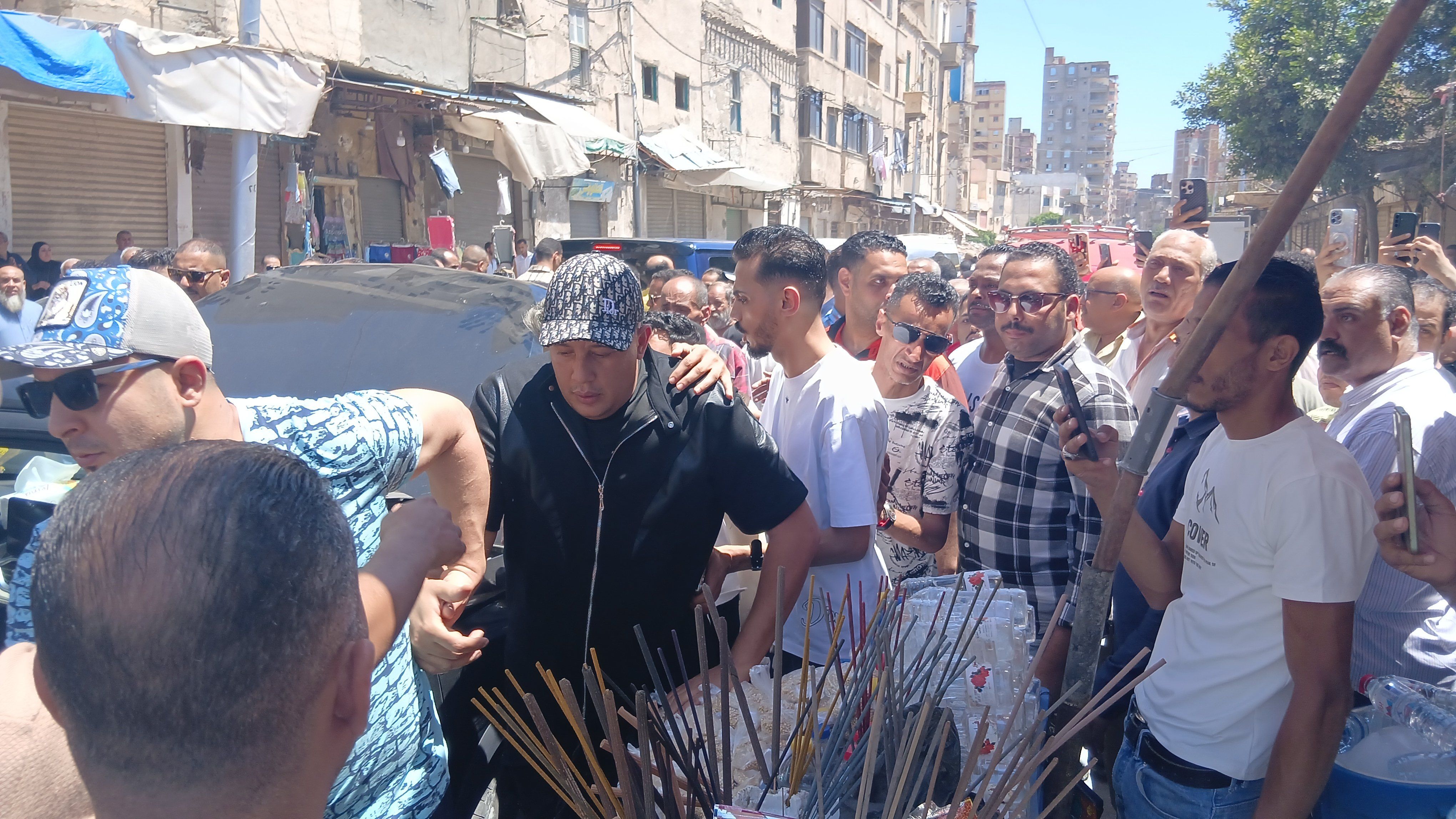 حمو بيكا في تشيع جثمان والده بالإسكندرية حمو بيكا في تشيع جثمان والده بالإسكندرية