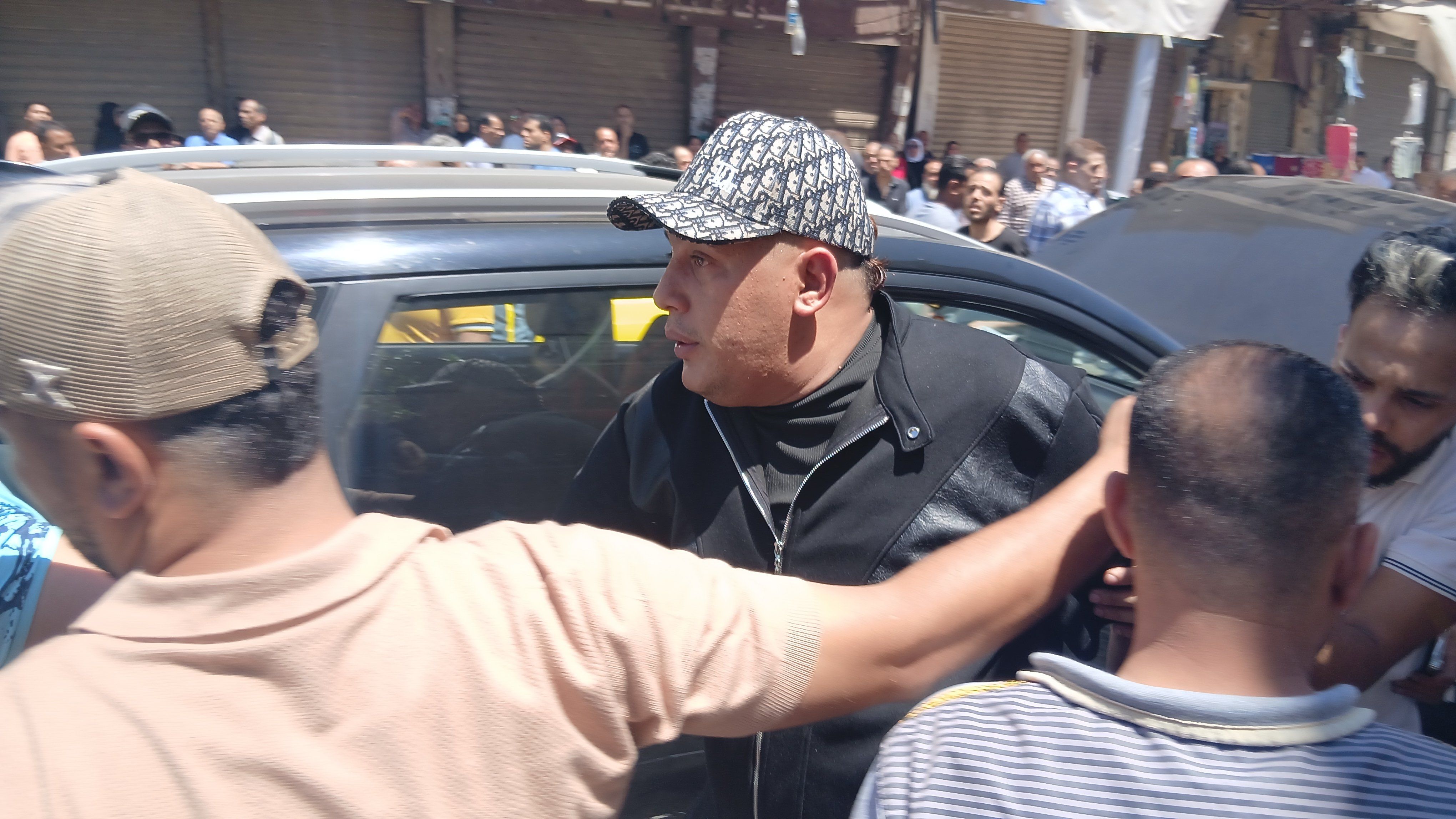 حمو بيكا في جنازة والده بالإسكندرية حمو بيكا في جنازة والده بالإسكندرية