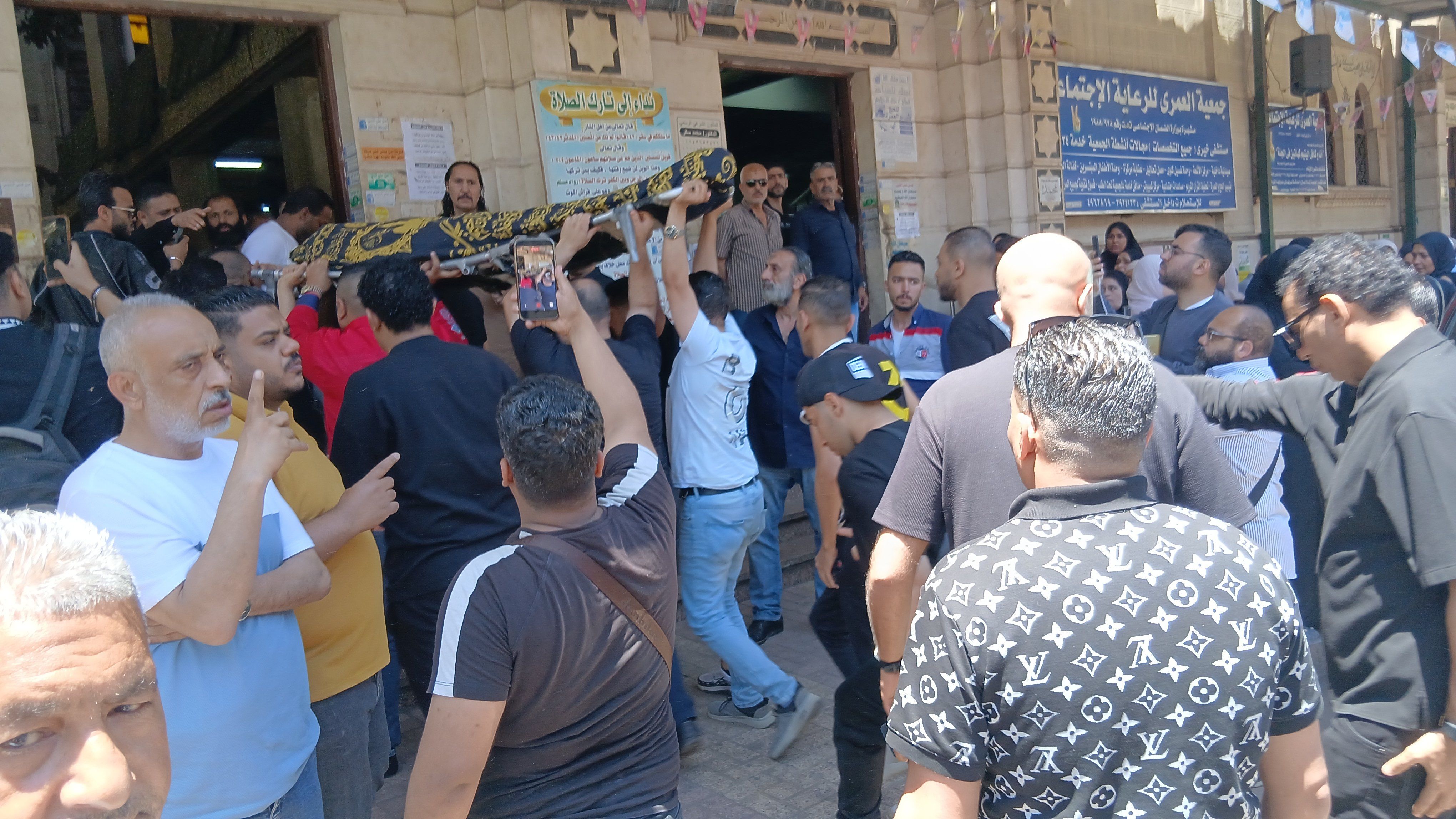 جثمان والد حمو بيكا يصل مسجد العمري بالإسكندرية جثمان والد حمو بيكا يصل مسجد العمري بالإسكندرية