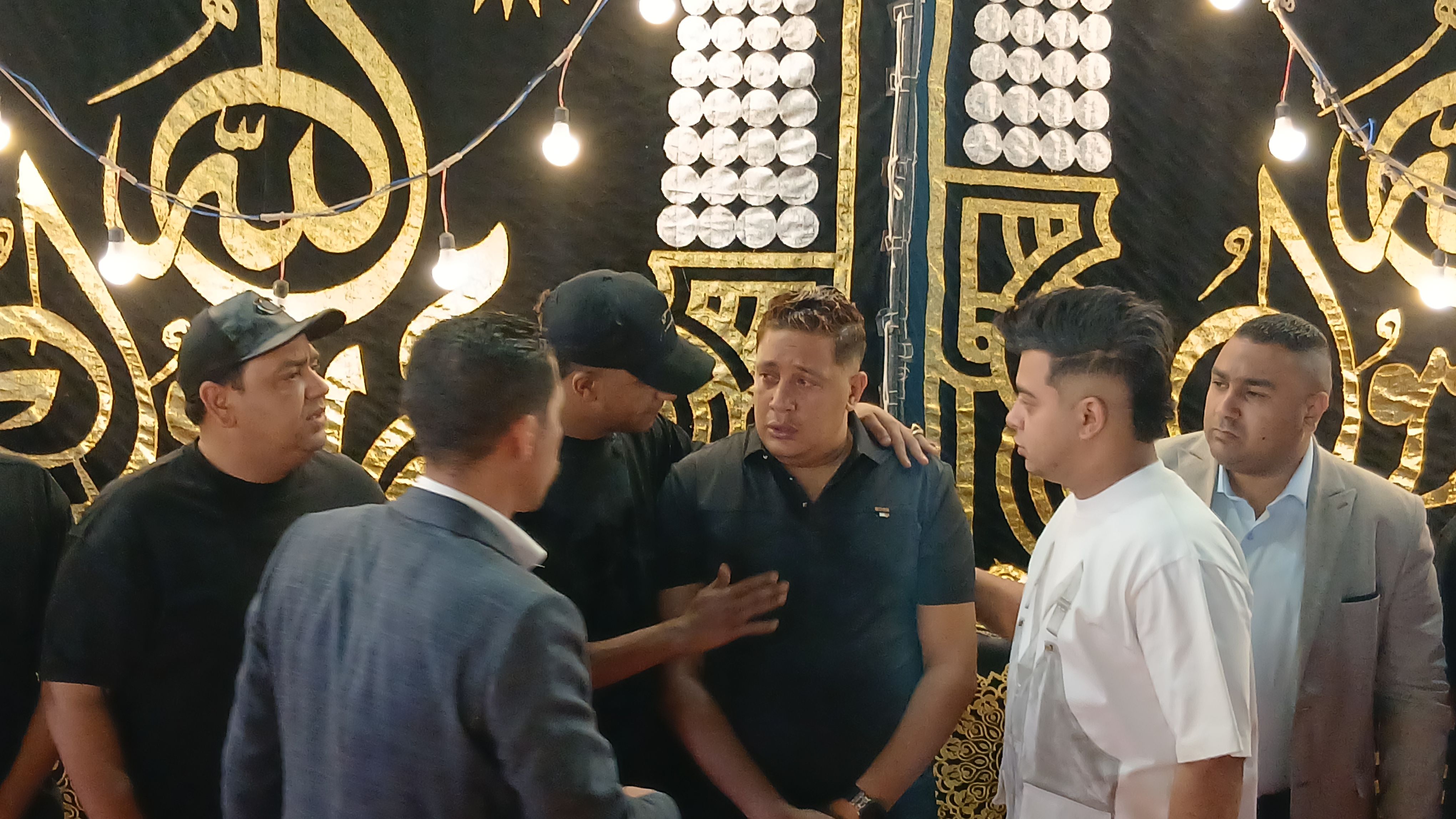 عصام صاصا في عزاء والد حمو بيكا بالإسكندرية عصام صاصا في عزاء والد حمو بيكا بالإسكندرية