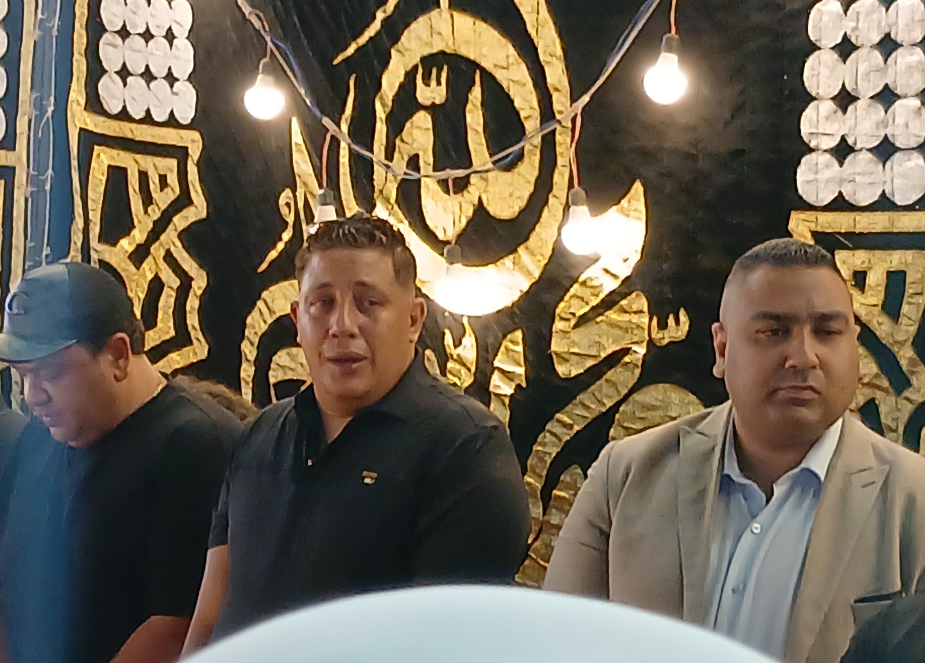 لحظة سقوط حمو بيكا وانهياره بالبكاء في عزاء والده لحظة سقوط حمو بيكا وانهياره بالبكاء في عزاء والده