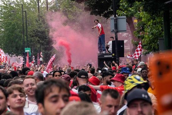 فرحة جمهور أرسنال ببطولة الدورى فرحة جمهور أرسنال ببطولة الدورى