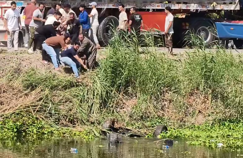 لحظة استخراج السيارة بواسطة الأهالي لحظة استخراج السيارة بواسطة الأهالي