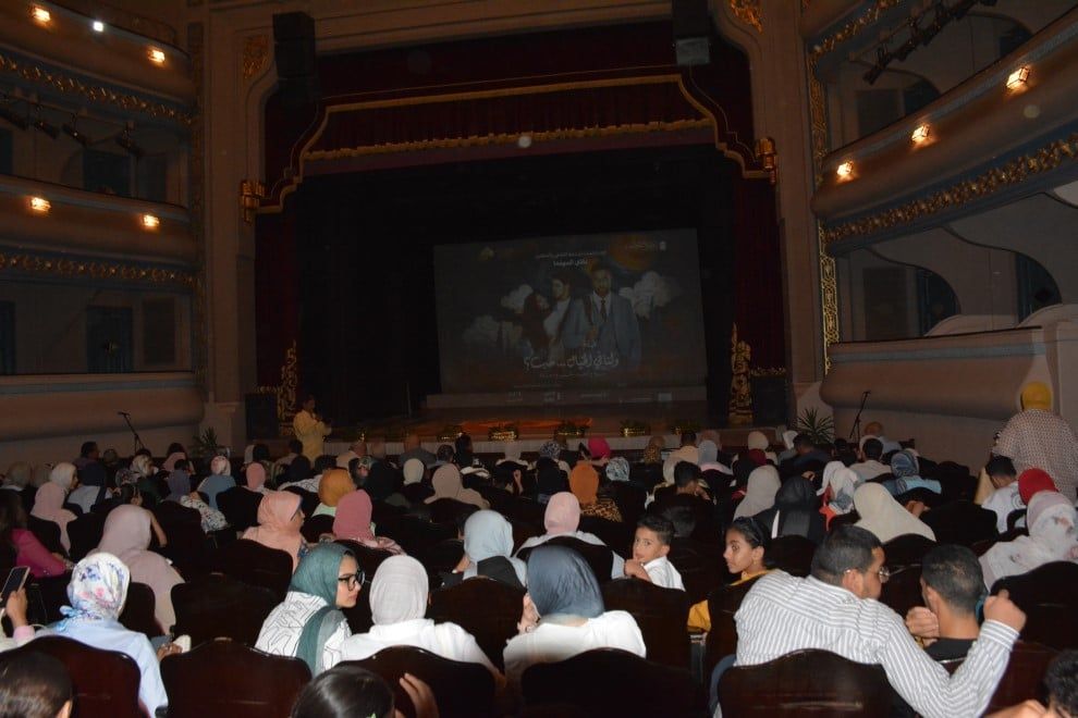 إقبال جماهيري كبير على عرض فيلم «ولنا في الخيال حب» بنادي سينما أوبرا دمنهور (6) إقبال جماهيري كبير على عرض فيلم «ولنا في الخيال حب» بنادي سينما أوبرا دمنهور (6)