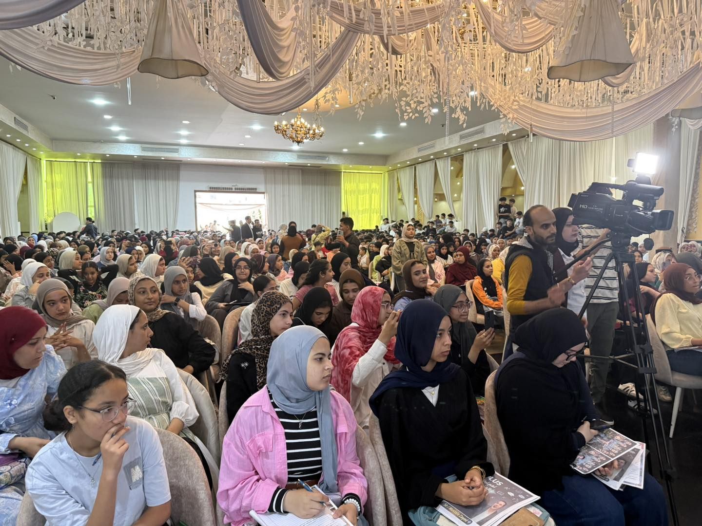 تواجد كبير من الطلاب والطالبات تواجد كبير من الطلاب والطالبات