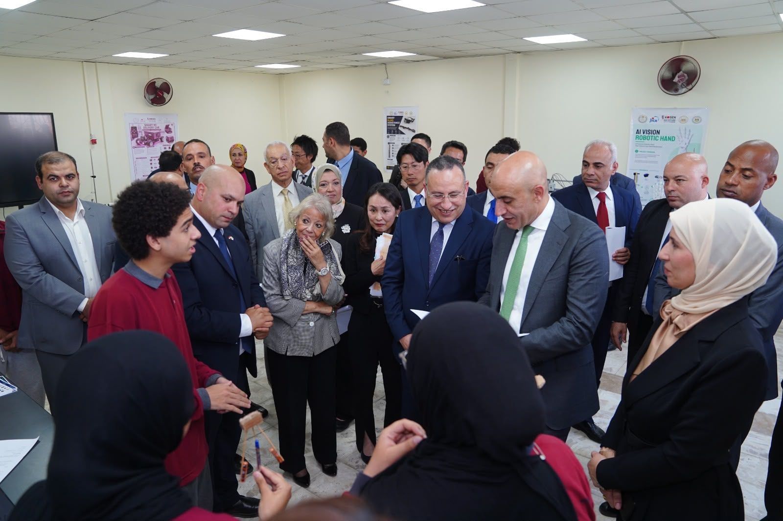 وفد حكومى يتفقد معهد الكوزن المصرى اليابانى ويشيد بتجربته التعليمية (3) وفد حكومى يتفقد معهد الكوزن المصرى اليابانى ويشيد بتجربته التعليمية (3)