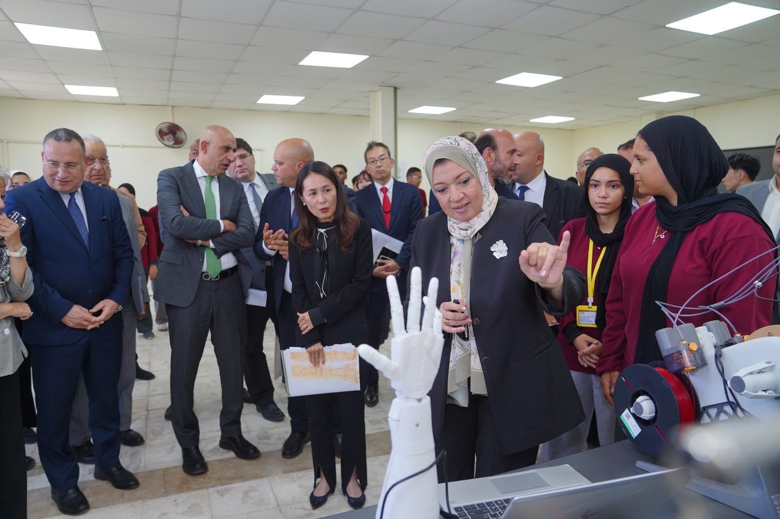 وفد حكومى يتفقد معهد الكوزن المصرى اليابانى ويشيد بتجربته التعليمية (2) وفد حكومى يتفقد معهد الكوزن المصرى اليابانى ويشيد بتجربته التعليمية (2)