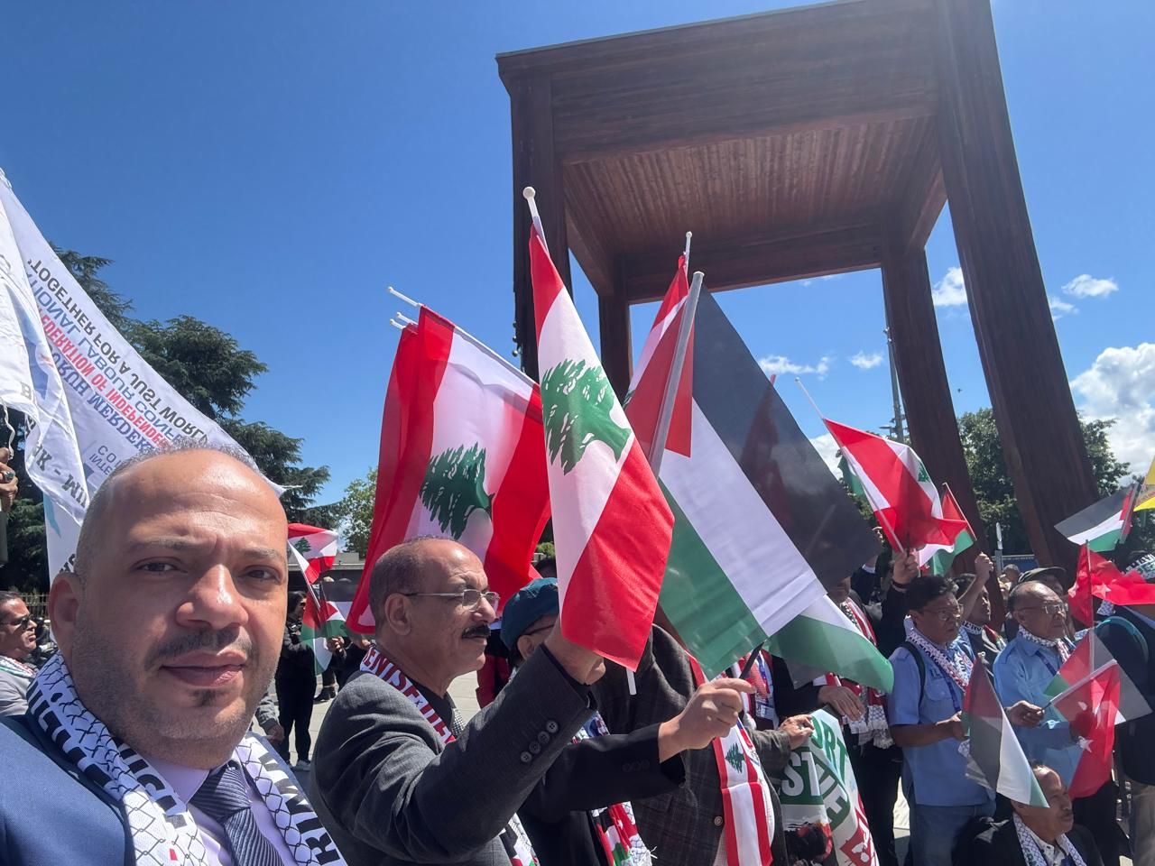 أعلام فلسطين ولبنان فى وقفة تضامنيه أمام الأمم المتحدة بجنيف أعلام فلسطين ولبنان فى وقفة تضامنيه أمام الأمم المتحدة بجنيف