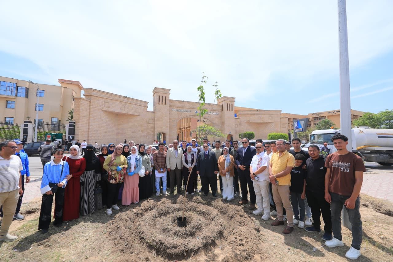 جانب من مبادرة الجامعة لزلاراعة الاشجار جانب من مبادرة الجامعة لزلاراعة الاشجار