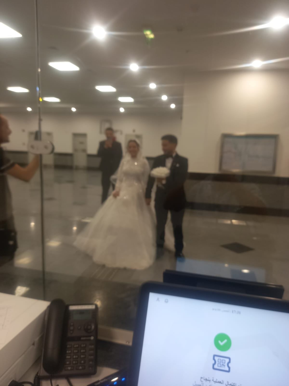 عروسان يبدآ حياتهما المشتركة معاً من متن قطار المونوريل