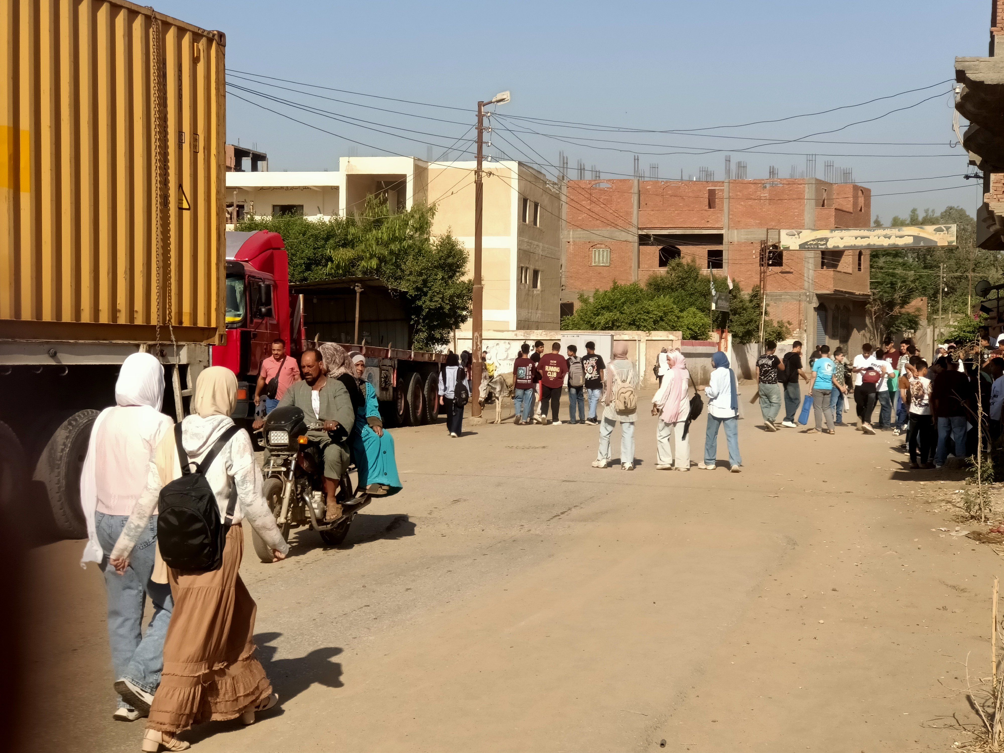 اثناء دخول الطلاب إلى اللجان اثناء دخول الطلاب إلى اللجان