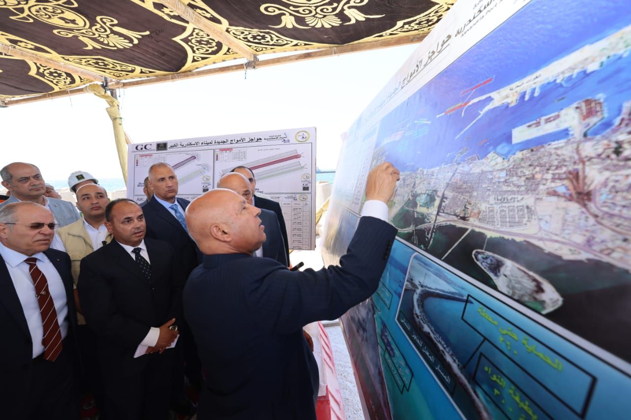 وزير النقل يتفقد مشروعات ميناءي الإسكندرية والدخيلة (4)