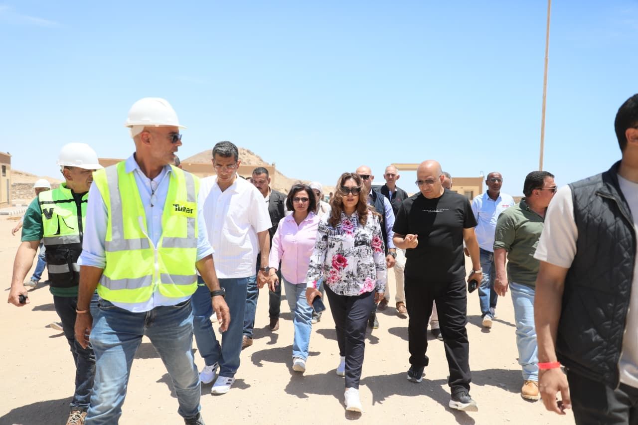 وزيرة التنمية المحلية والبيئة تتفقد المدفن الصحى الآمن والمخصص لمدينتي الغردقة (3) وزيرة التنمية المحلية والبيئة تتفقد المدفن الصحى الآمن والمخصص لمدينتي الغردقة (3)
