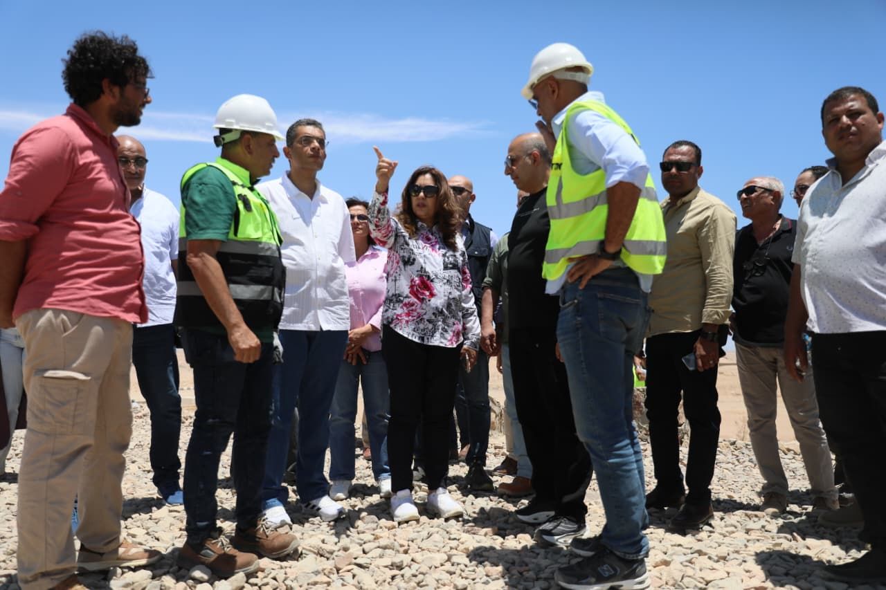 وزيرة التنمية المحلية والبيئة تتفقد المدفن الصحى الآمن والمخصص لمدينتي الغردقة (1) وزيرة التنمية المحلية والبيئة تتفقد المدفن الصحى الآمن والمخصص لمدينتي الغردقة (1)