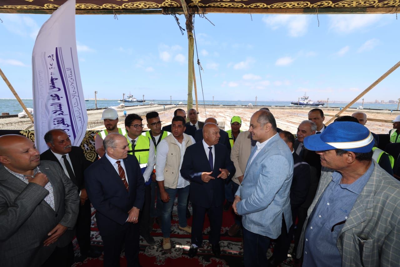 وزير النقل يتفقد مشروعات ميناءي الإسكندرية والدخيلة (5)