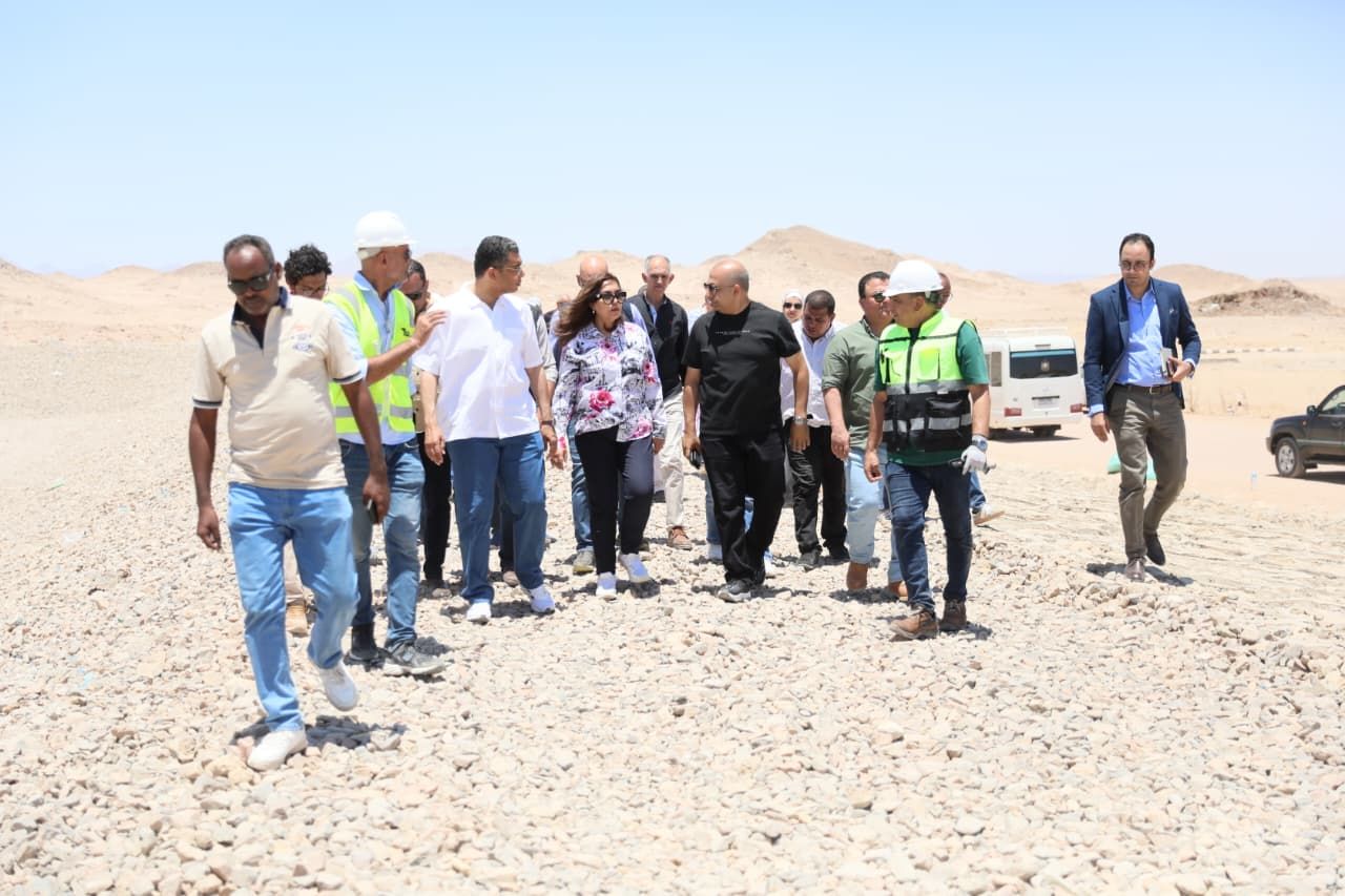 وزيرة التنمية المحلية والبيئة تتفقد المدفن الصحى الآمن والمخصص لمدينتي الغردقة (2) وزيرة التنمية المحلية والبيئة تتفقد المدفن الصحى الآمن والمخصص لمدينتي الغردقة (2)