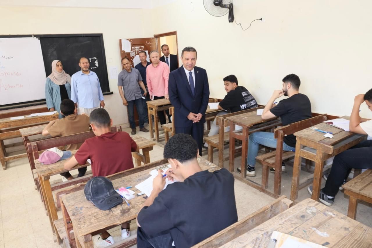 اثناء جولة المحافظ اثناء جولة المحافظ