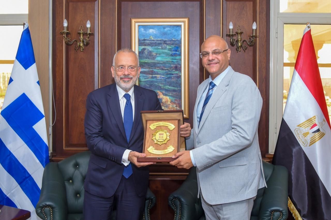 محافظ الإسكندرية وسفير اليونان يبحثان تعزيز التعاون الاقتصادي بين الجانبين (1) محافظ الإسكندرية وسفير اليونان يبحثان تعزيز التعاون الاقتصادي بين الجانبين (1)