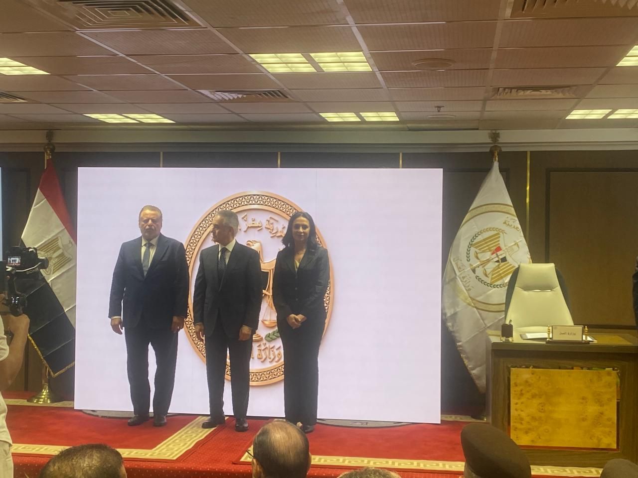 وزير العدل يتواصل مع عدد من رؤساء المحاكم (1) وزير العدل يتواصل مع عدد من رؤساء المحاكم (1)