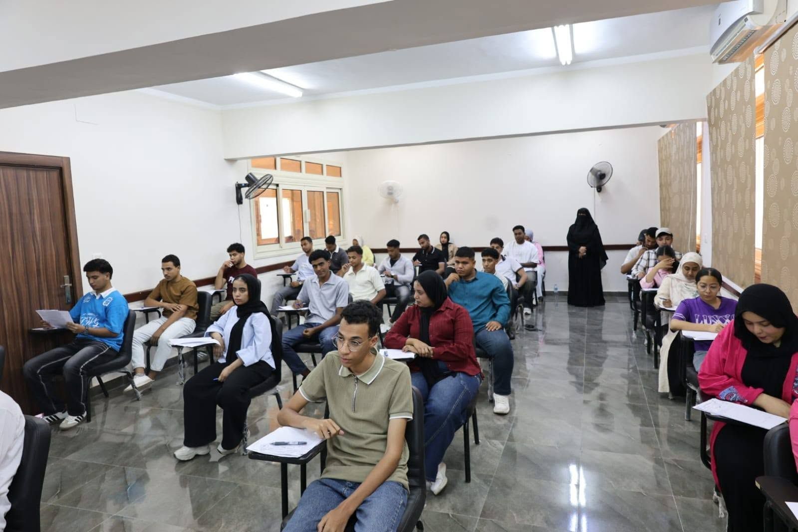 طلبة كليات جامعة الأقصر الأهلية خلال امتحانات نهاية العام طلبة كليات جامعة الأقصر الأهلية خلال امتحانات نهاية العام