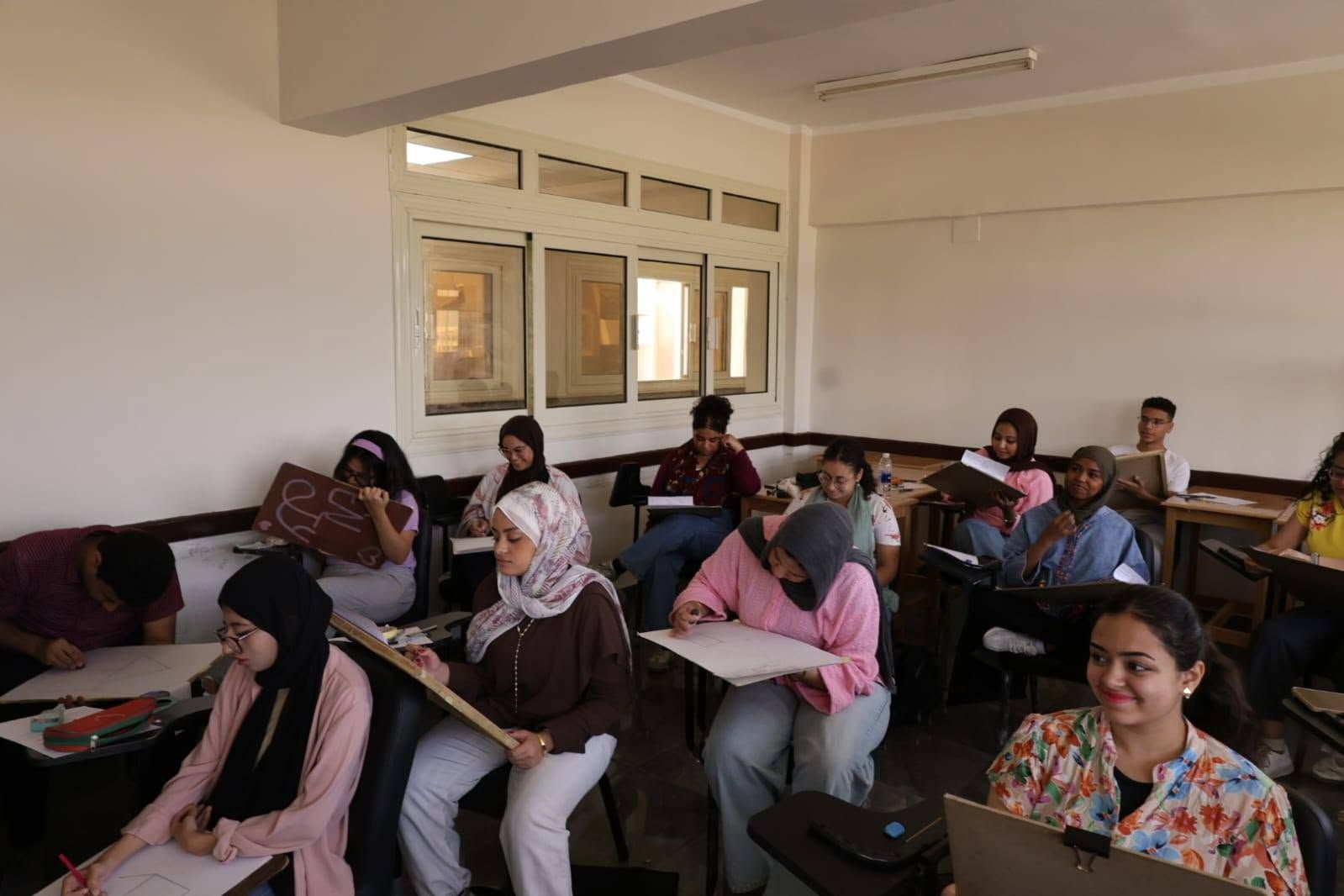 طلبة جامعة الأقصر خلال امتحانات نهاية العام الدراسى طلبة جامعة الأقصر خلال امتحانات نهاية العام الدراسى