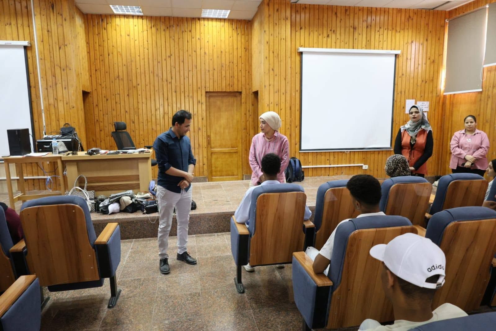 رئيس جامعة الأقصر الأهلية تتفقد سير أعمال الامتحانات وتوفير الأجواء للطلاب رئيس جامعة الأقصر الأهلية تتفقد سير أعمال الامتحانات وتوفير الأجواء للطلاب