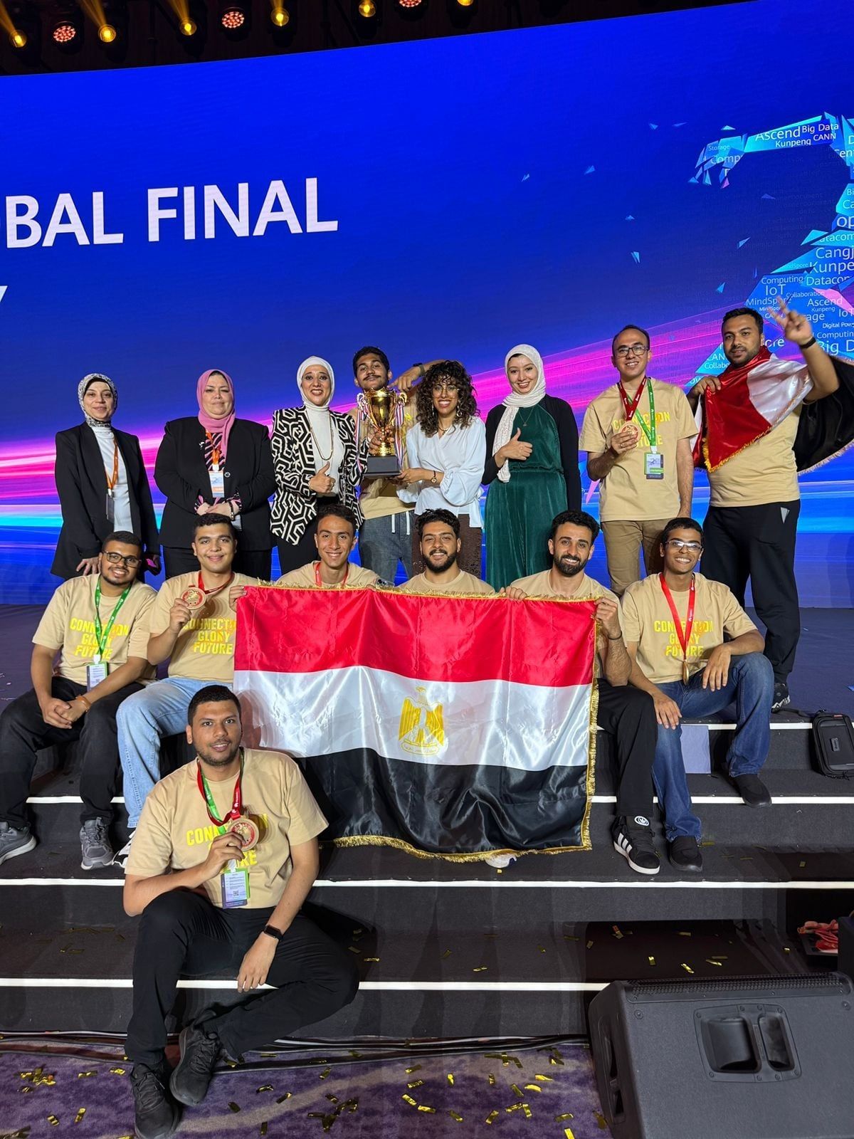 الطلاب المصريين الفائزين يرفعون علم مصر الطلاب المصريين الفائزين يرفعون علم مصر