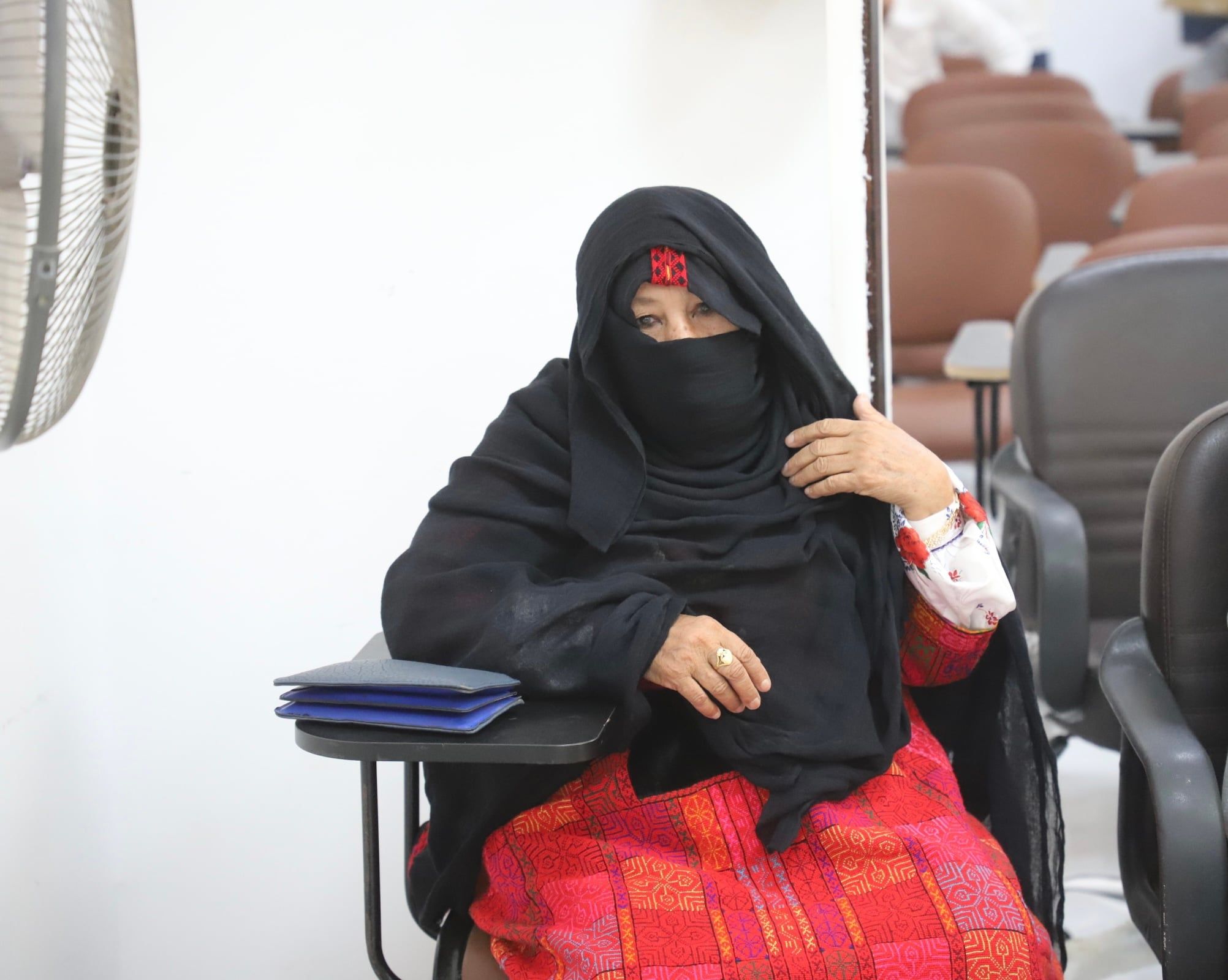 حضور والدة الباحثة سماح بالزي البدوي حضور والدة الباحثة سماح بالزي البدوي