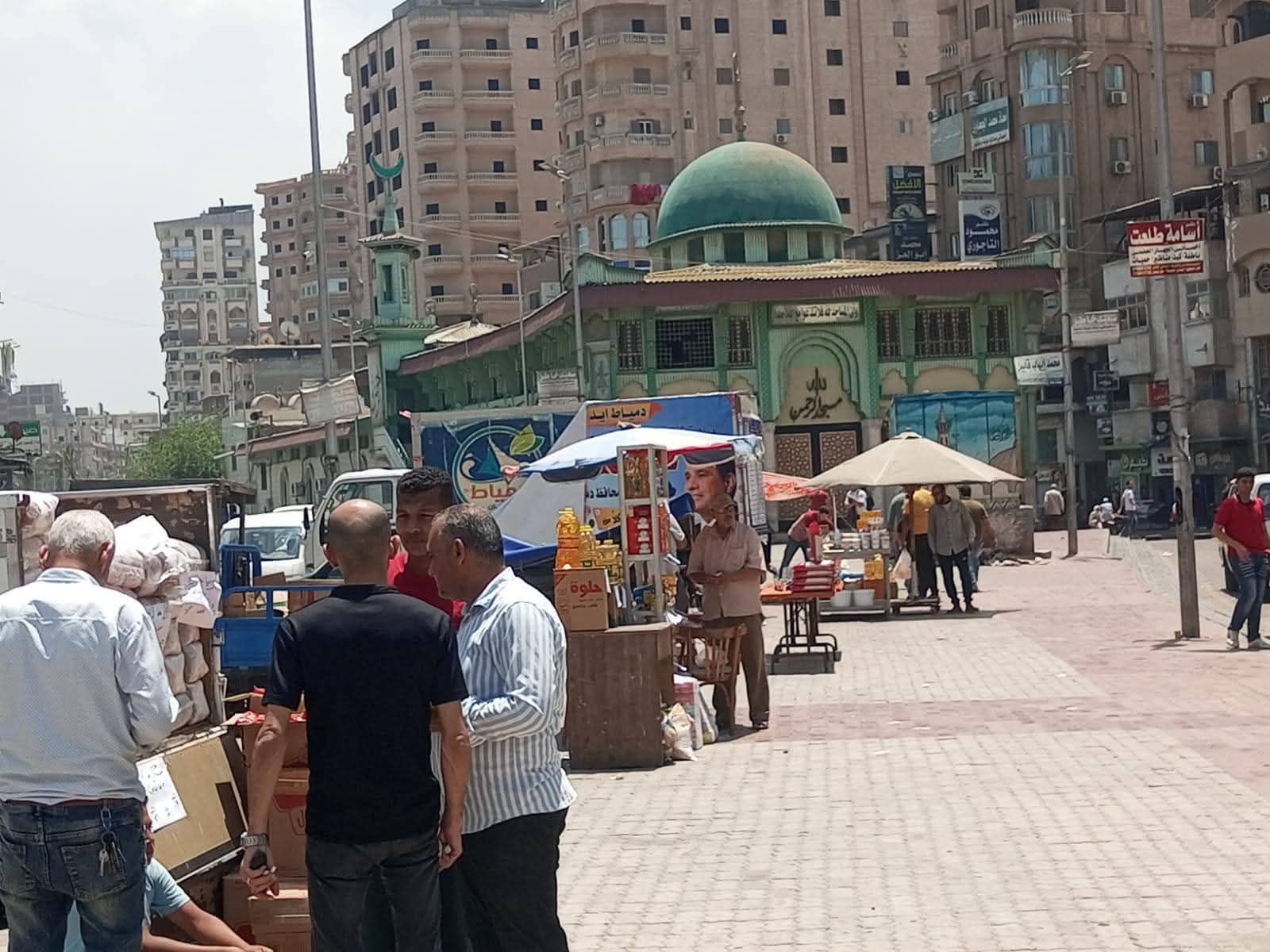 توافد المواطنين علي قوافل دمياط التجارية توافد المواطنين علي قوافل دمياط التجارية