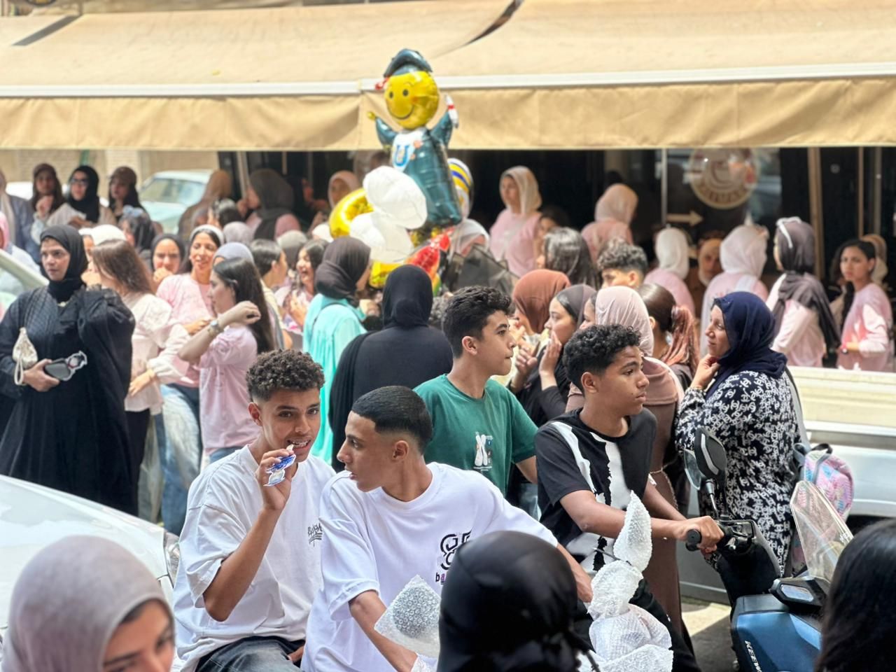 احتفالات طلاب الاعدادية ببورسعيد احتفالات طلاب الاعدادية ببورسعيد