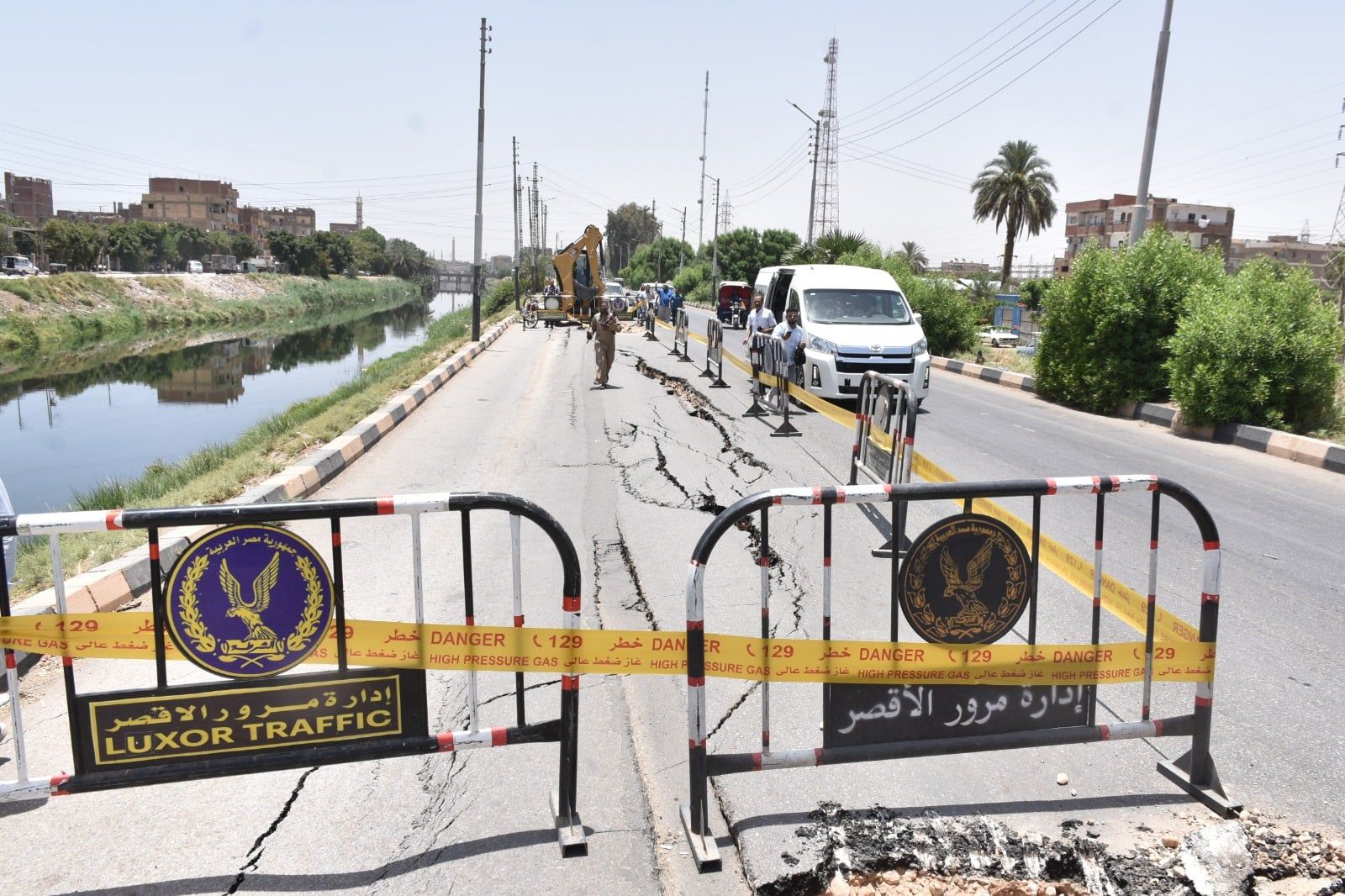 بدء إحلال موقع انهيار بطريق مدخل إسنا لتنفيذ الحلول الهندسية بدء إحلال موقع انهيار بطريق مدخل إسنا لتنفيذ الحلول الهندسية