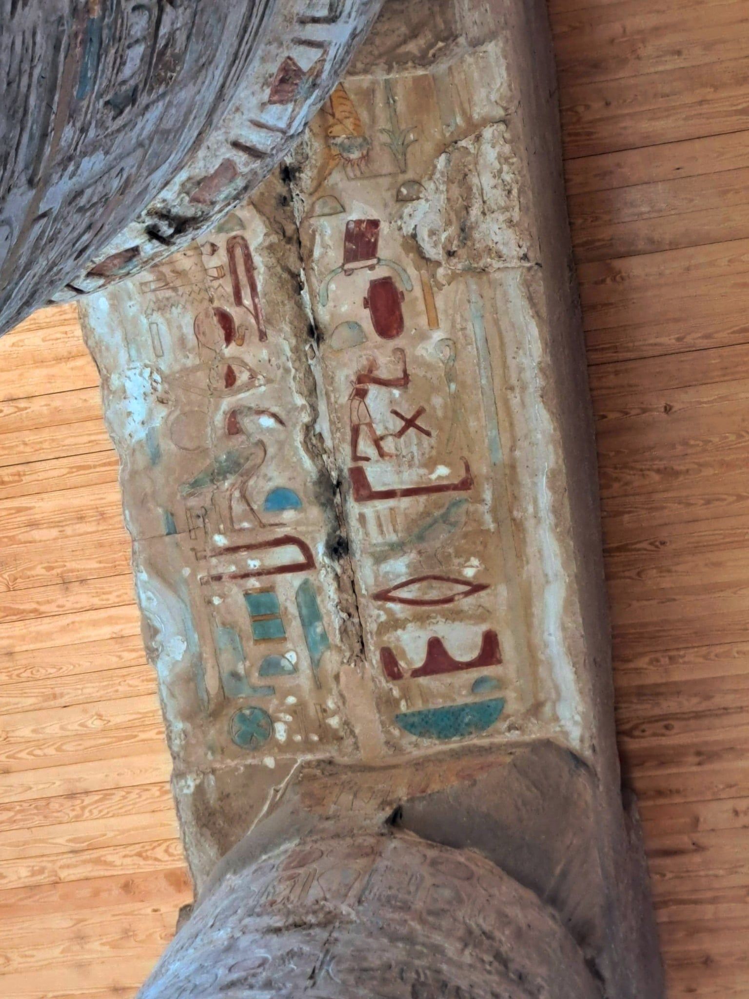 نقوش وألوان ساحرة فى قلب صالة الأعمدة الكبرى بالكرنك نقوش وألوان ساحرة فى قلب صالة الأعمدة الكبرى بالكرنك