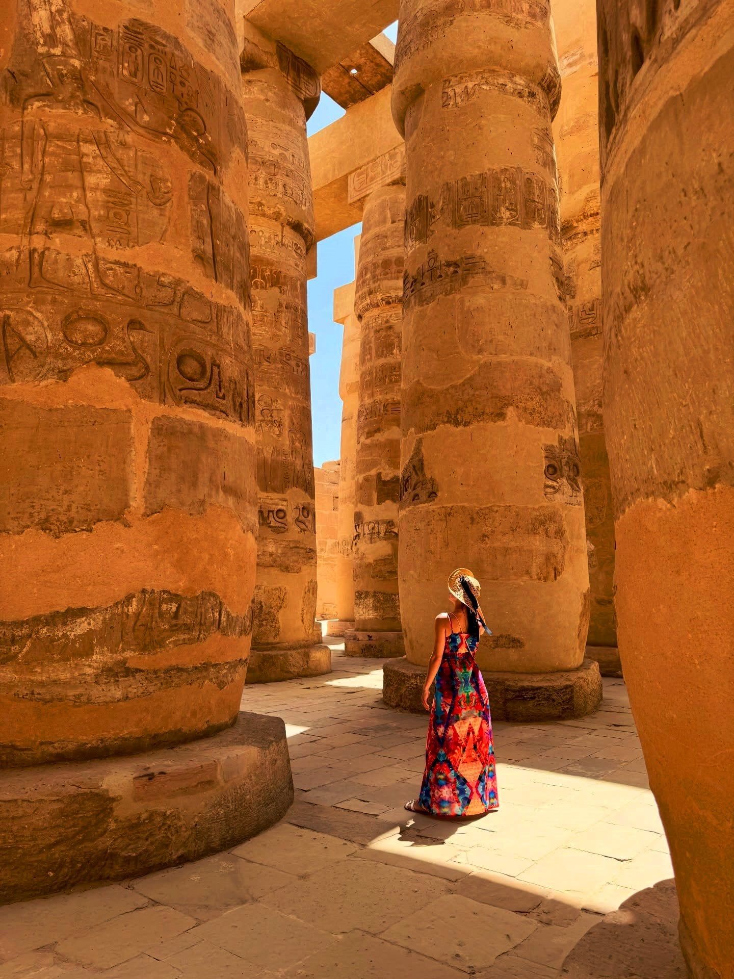 سحر ونقوش صالة الأعمدة الكبرى تجذب سياح العالم سحر ونقوش صالة الأعمدة الكبرى تجذب سياح العالم