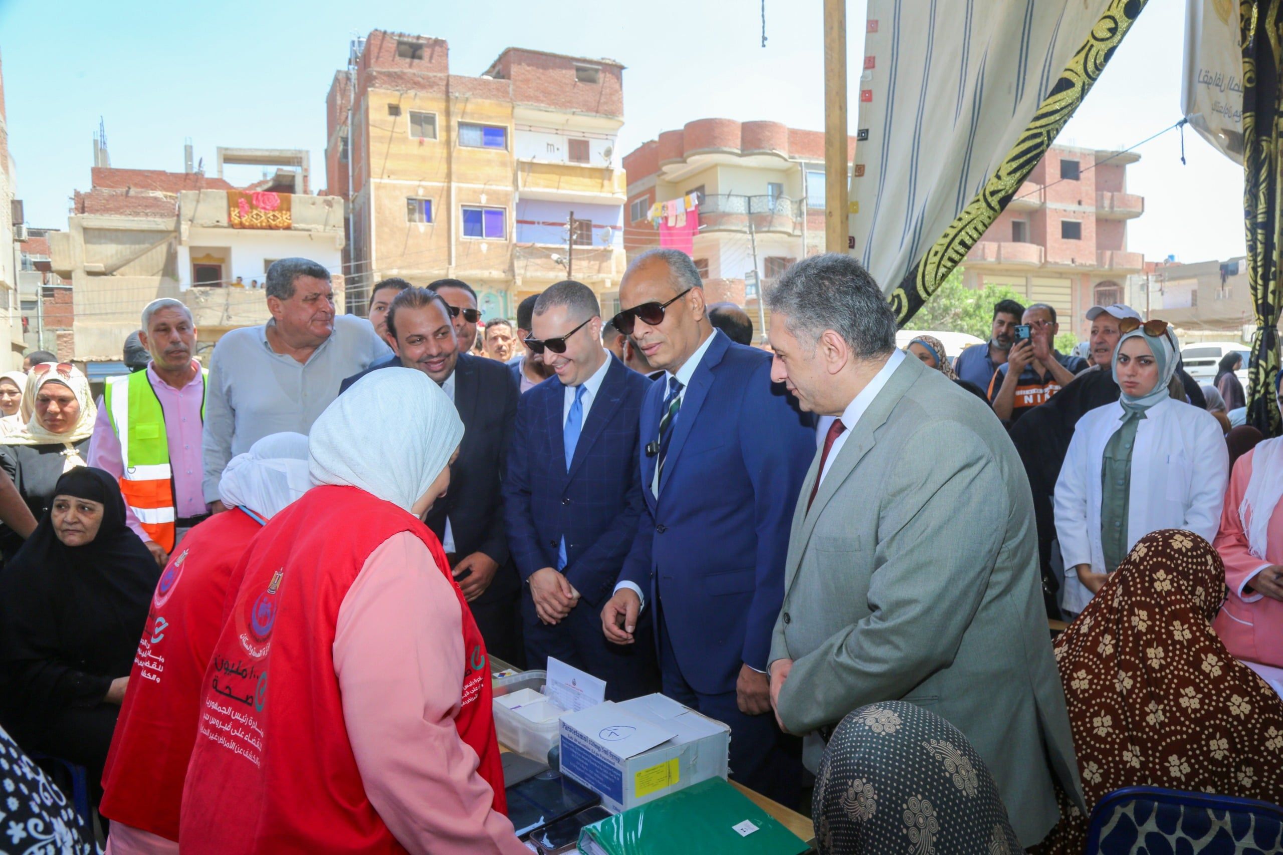 جانب من تفقد القافلة جانب من تفقد القافلة