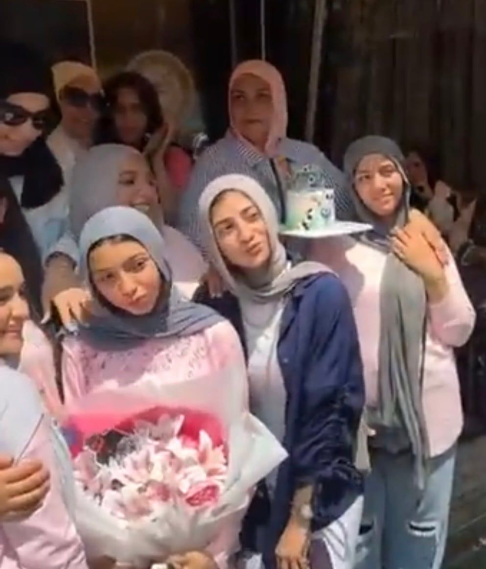 الطالبات بالتورتة الطالبات بالتورتة