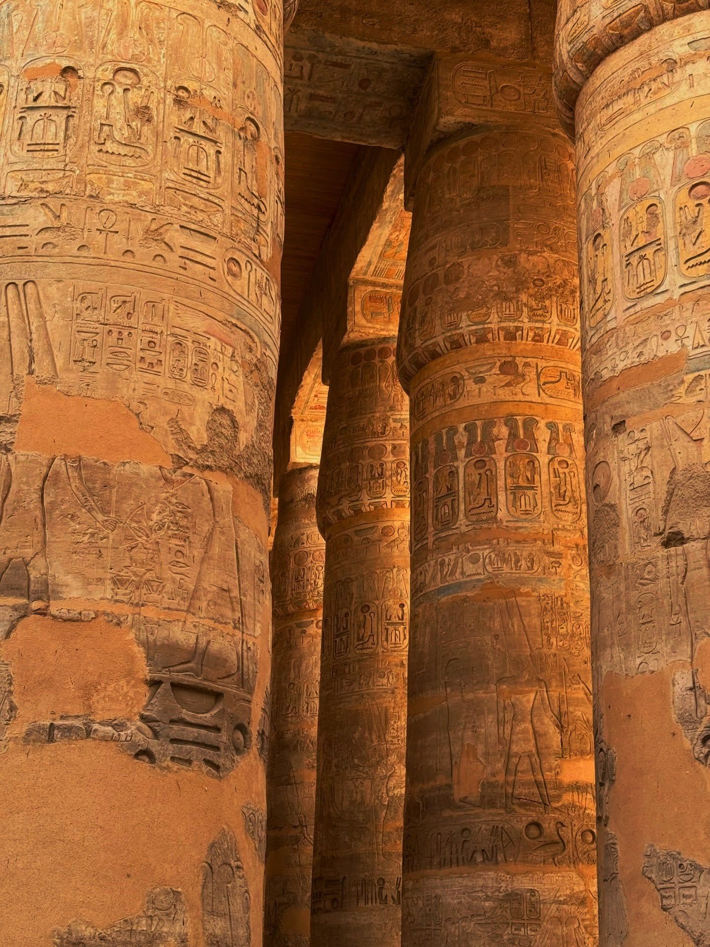 سحر النقوش والألوان على جدران صالة الأعمدة الكبرى بالكرنك سحر النقوش والألوان على جدران صالة الأعمدة الكبرى بالكرنك