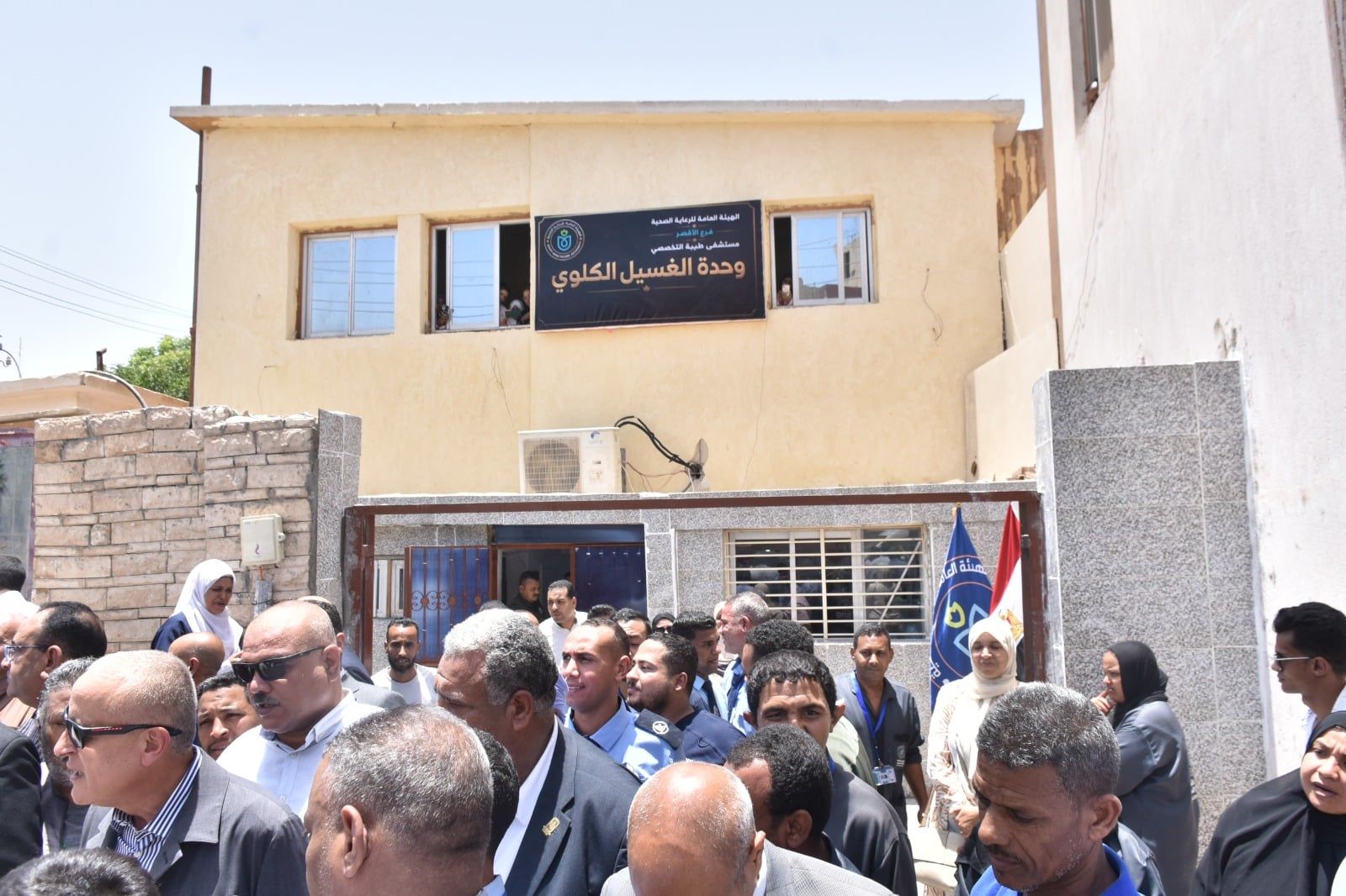 محافظ الأقصر يفتتح وحدة الغسيل الكلوي الجديدة بمدينة إسنا_1 محافظ الأقصر يفتتح وحدة الغسيل الكلوي الجديدة بمدينة إسنا_1