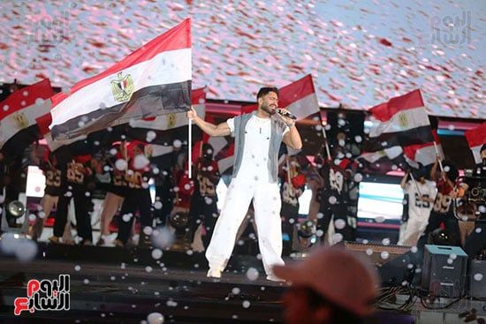 تامر حسني يرفع علم مصر (1) تامر حسني يرفع علم مصر (1)