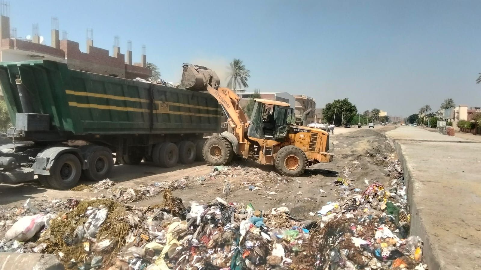 رفع 340 طن مخلفات خلال حملات نظافة مكثفة بشوارع مدينة أبو النمرس (3) رفع 340 طن مخلفات خلال حملات نظافة مكثفة بشوارع مدينة أبو النمرس (3)