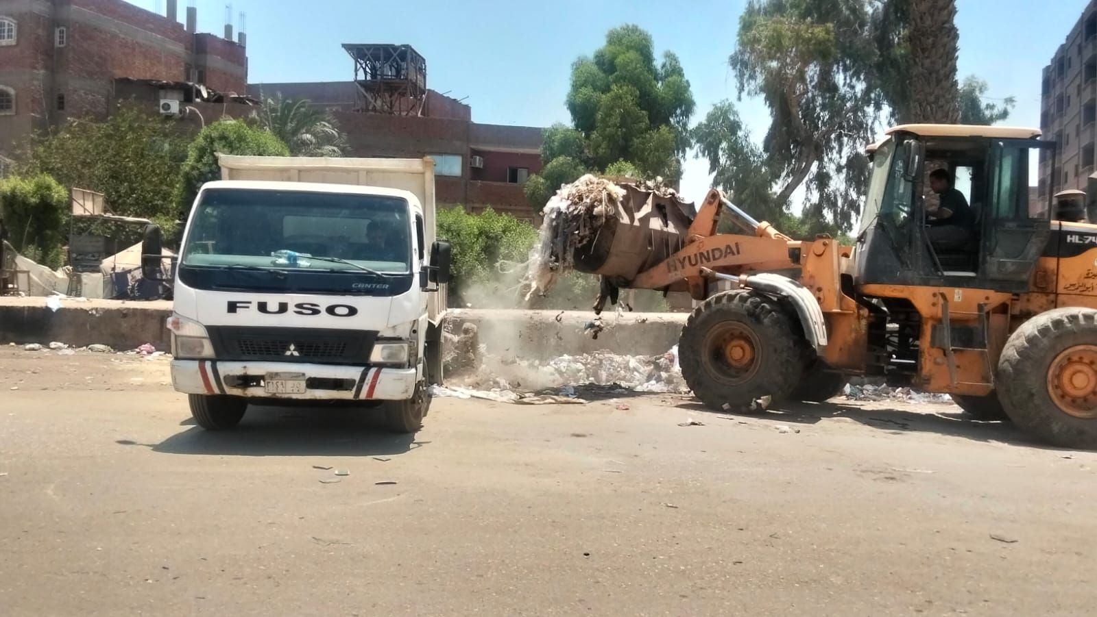 رفع 340 طن مخلفات خلال حملات نظافة مكثفة بشوارع مدينة أبو النمرس (5) رفع 340 طن مخلفات خلال حملات نظافة مكثفة بشوارع مدينة أبو النمرس (5)
