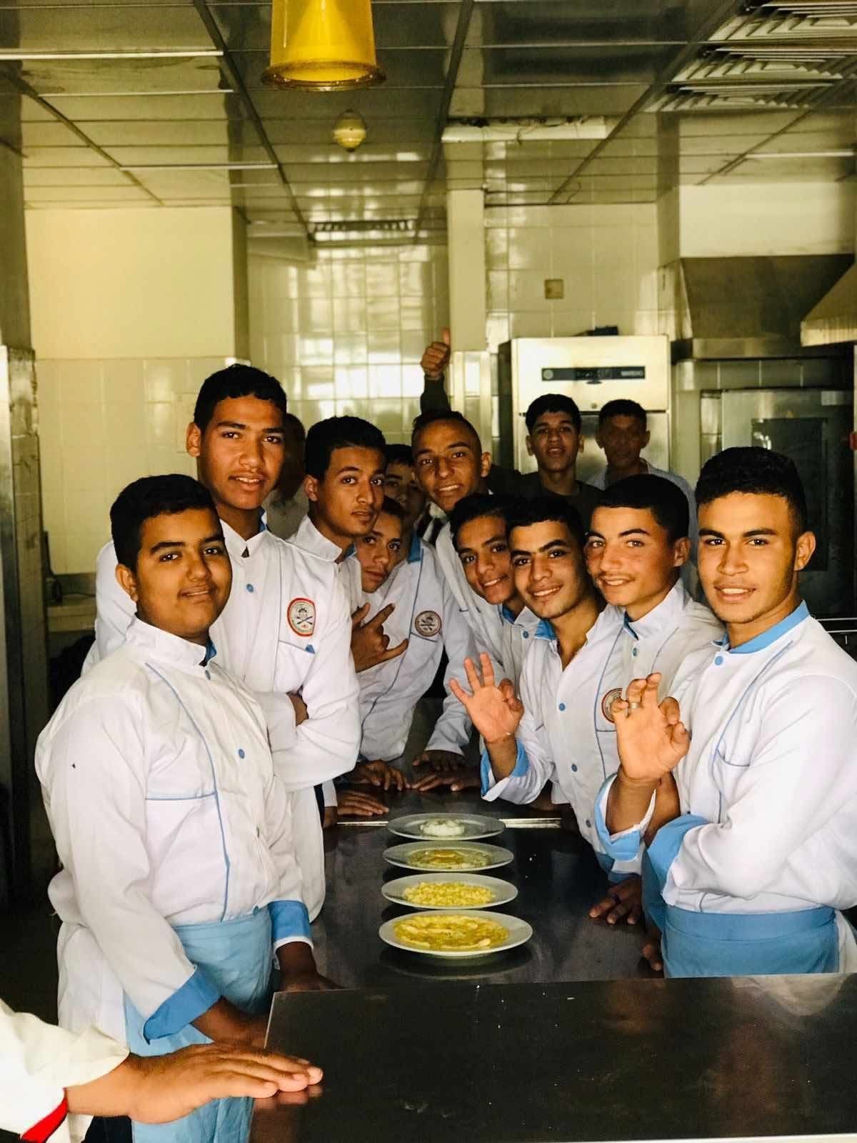 طلاب مدرسة الفيوم الفندقية طلاب مدرسة الفيوم الفندقية