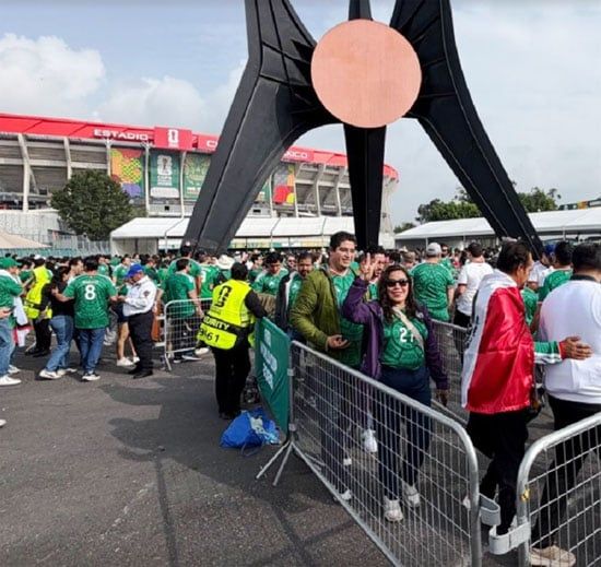 الجمهور أمام ملعب أزتيكا بالمكسيك الجمهور أمام ملعب أزتيكا بالمكسيك