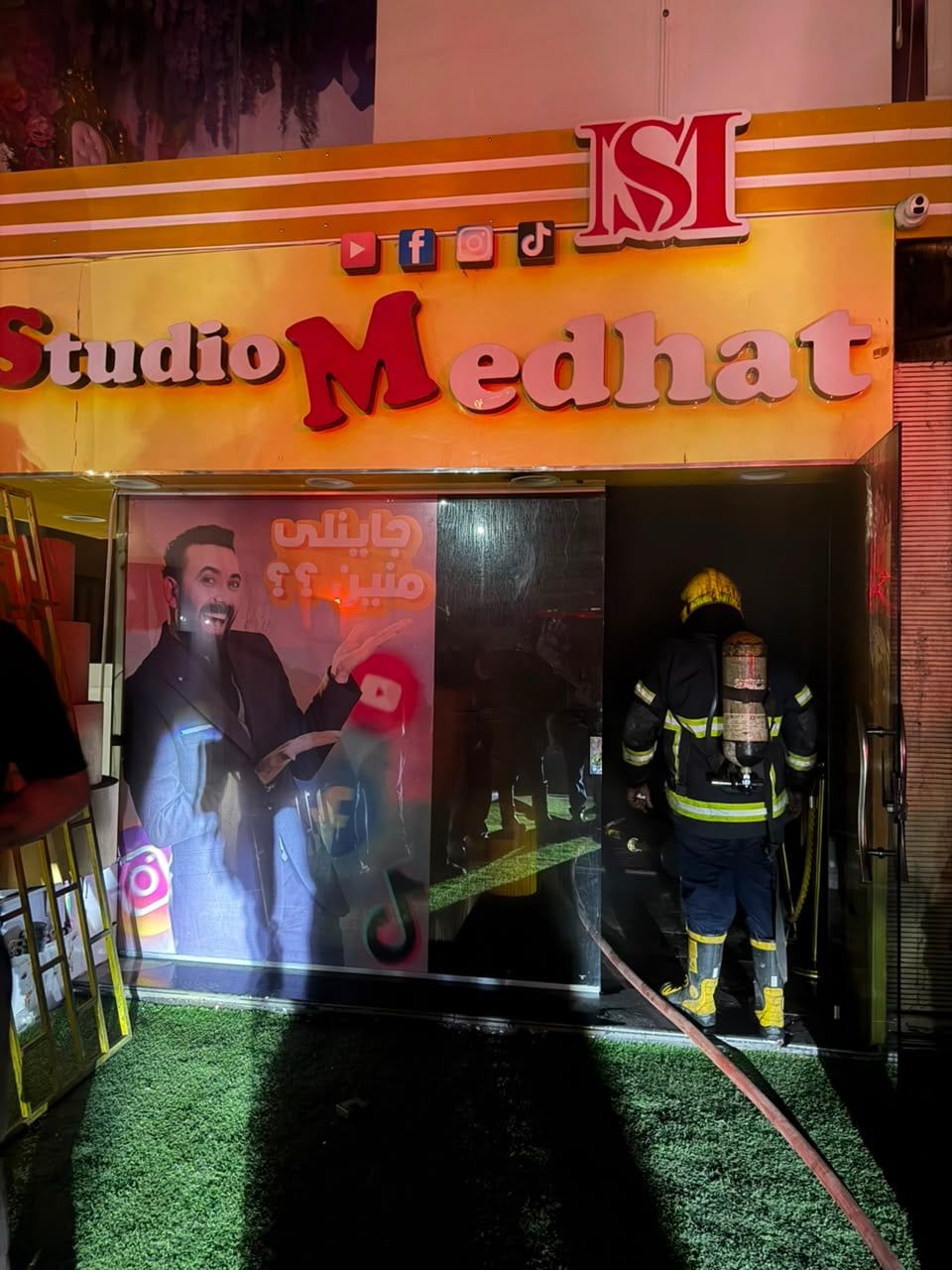 رجال الاطفاء اثناء عملية الاخماد رجال الاطفاء اثناء عملية الاخماد
