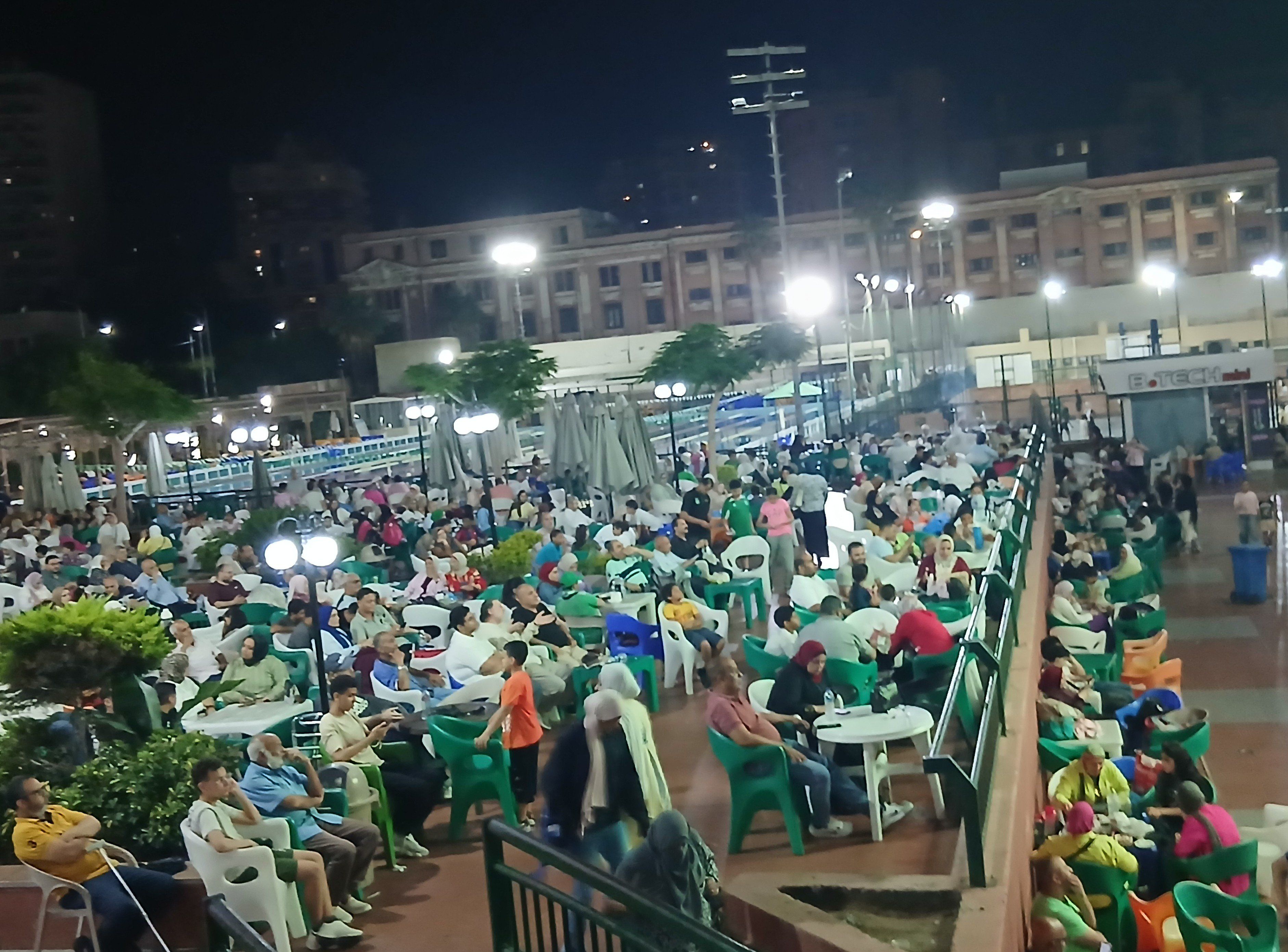اقبال جماهير الاسكندرية لمشاهدةمباراة كأس العالم اقبال جماهير الاسكندرية لمشاهدةمباراة كأس العالم