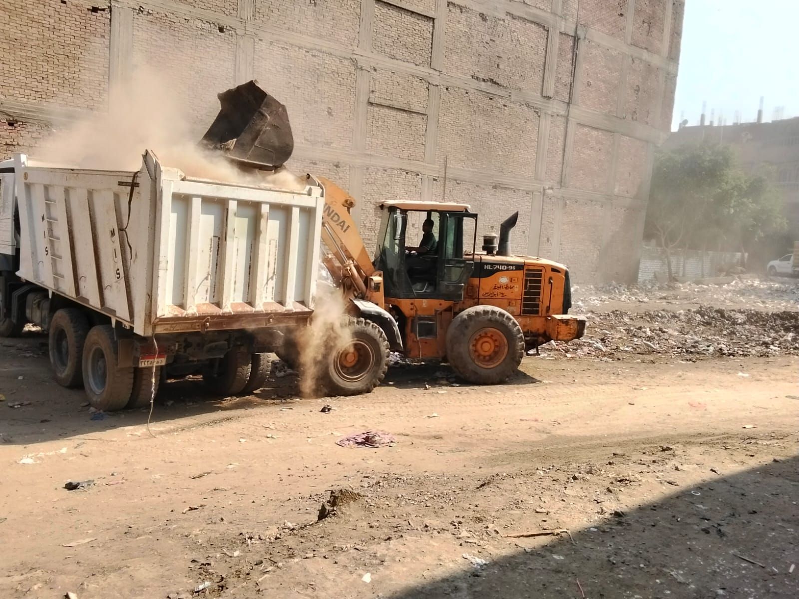 رفع 340 طن مخلفات خلال حملات نظافة مكثفة بشوارع مدينة أبو النمرس (1) رفع 340 طن مخلفات خلال حملات نظافة مكثفة بشوارع مدينة أبو النمرس (1)