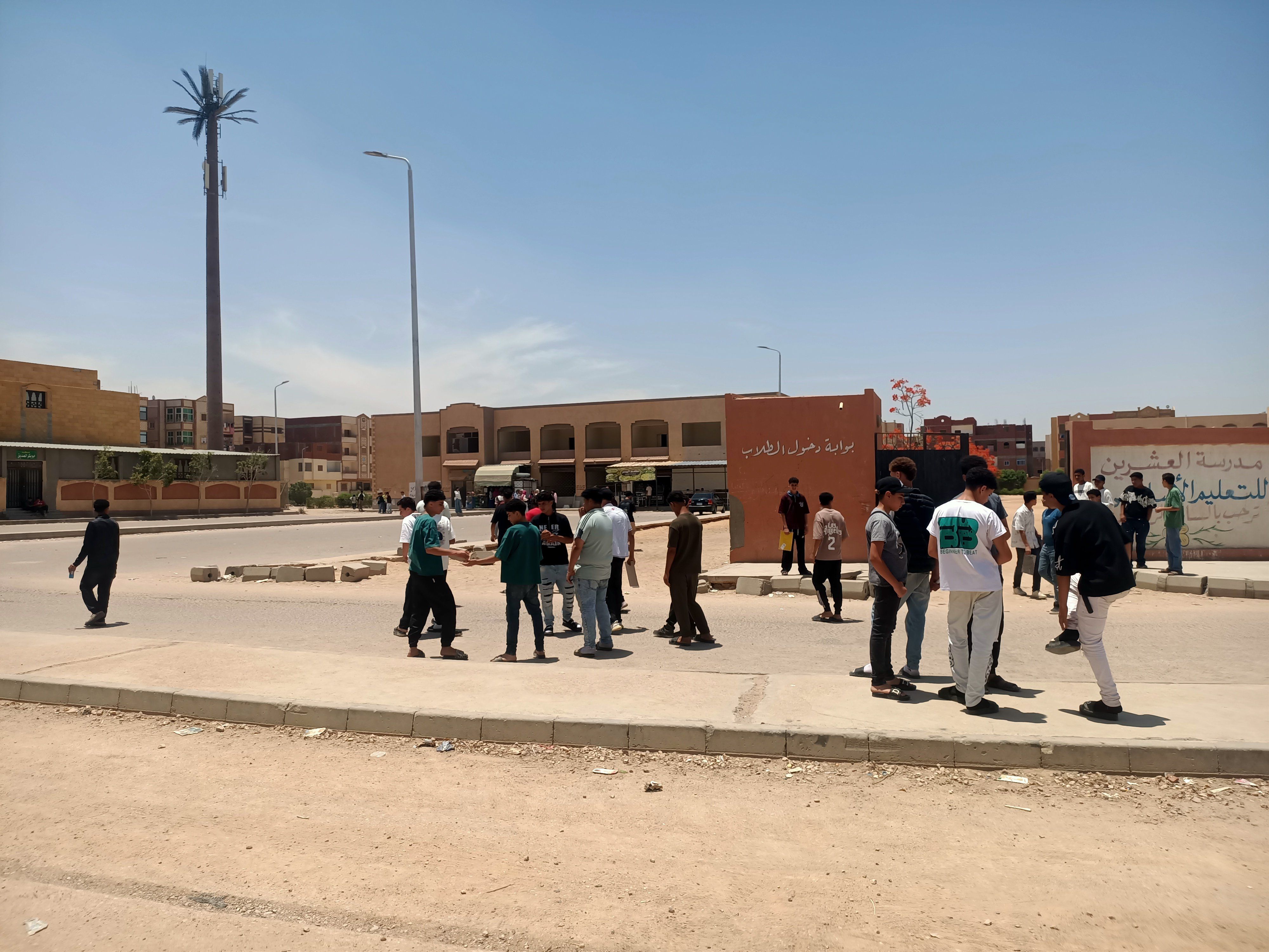 الطلاب بعد أداء الامتحان الطلاب بعد أداء الامتحان