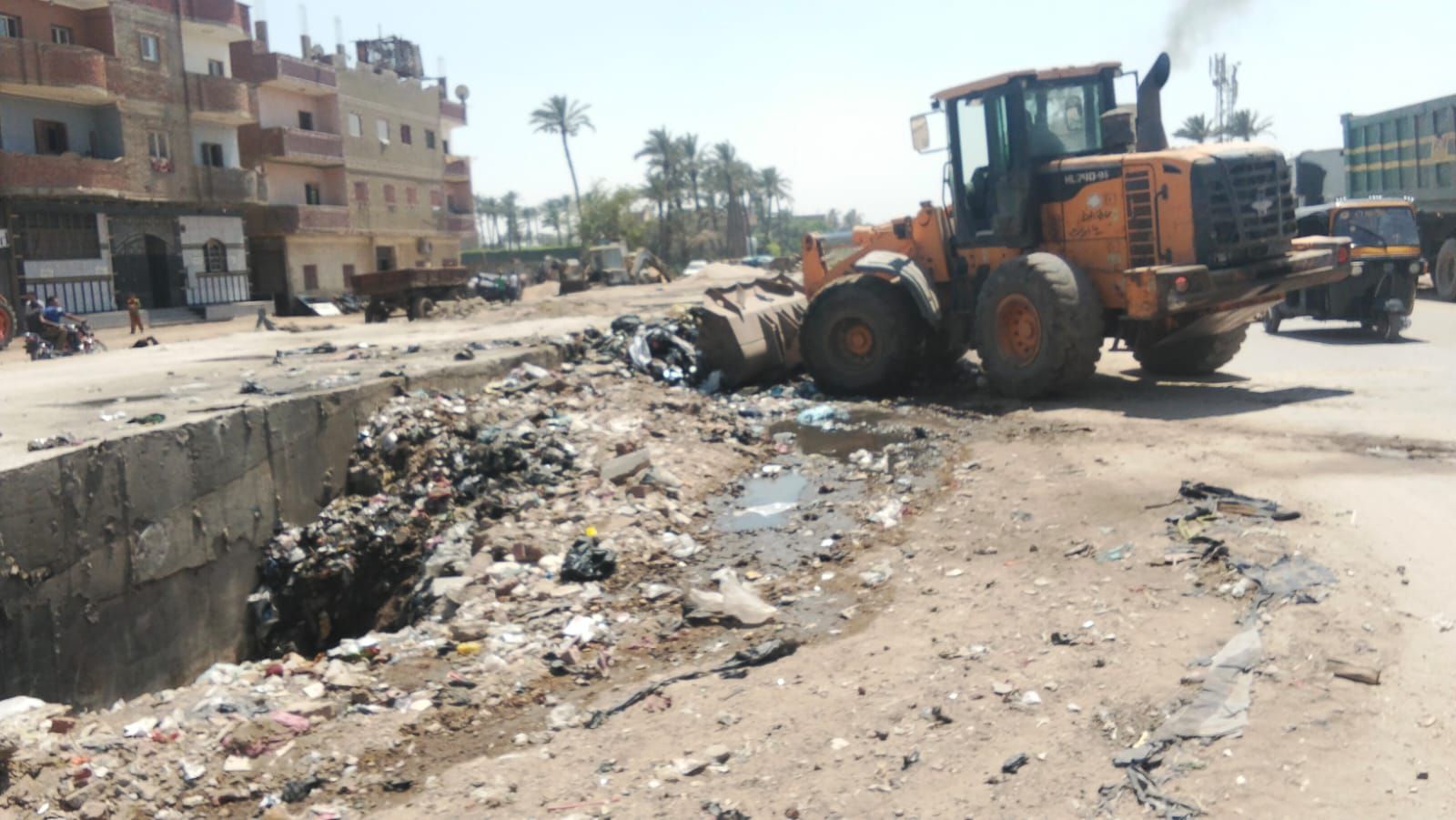 رفع 340 طن مخلفات خلال حملات نظافة مكثفة بشوارع مدينة أبو النمرس (4) رفع 340 طن مخلفات خلال حملات نظافة مكثفة بشوارع مدينة أبو النمرس (4)