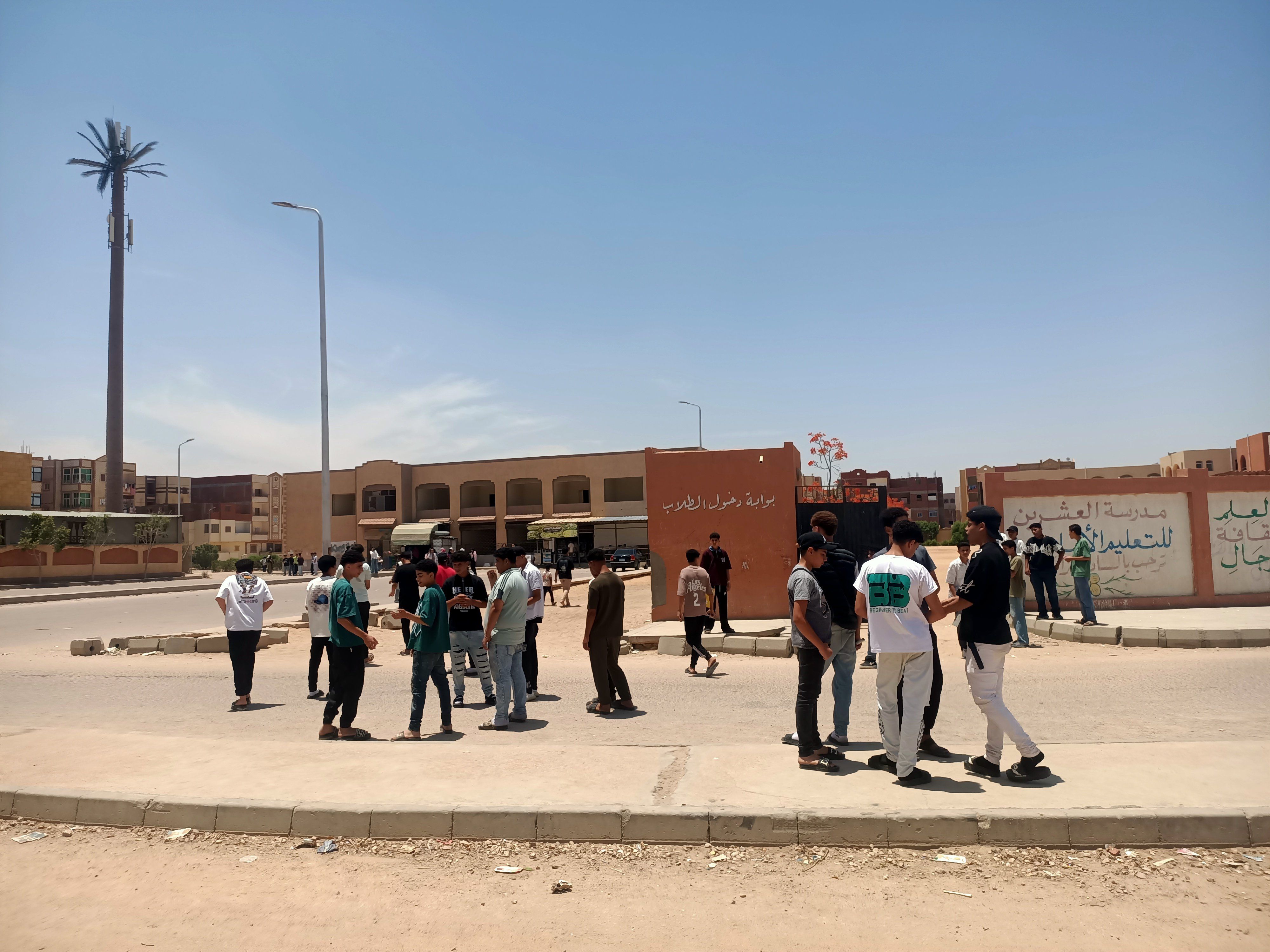 الفرحة تسيطر على الطلاب الفرحة تسيطر على الطلاب