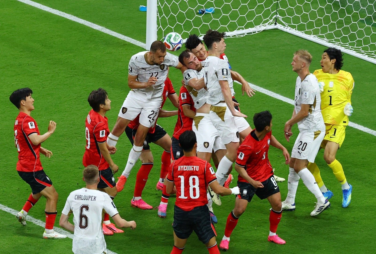 الأحذية الوردية تسيطر على لقاء كوريا والتشيك الأحذية الوردية تسيطر على لقاء كوريا والتشيك